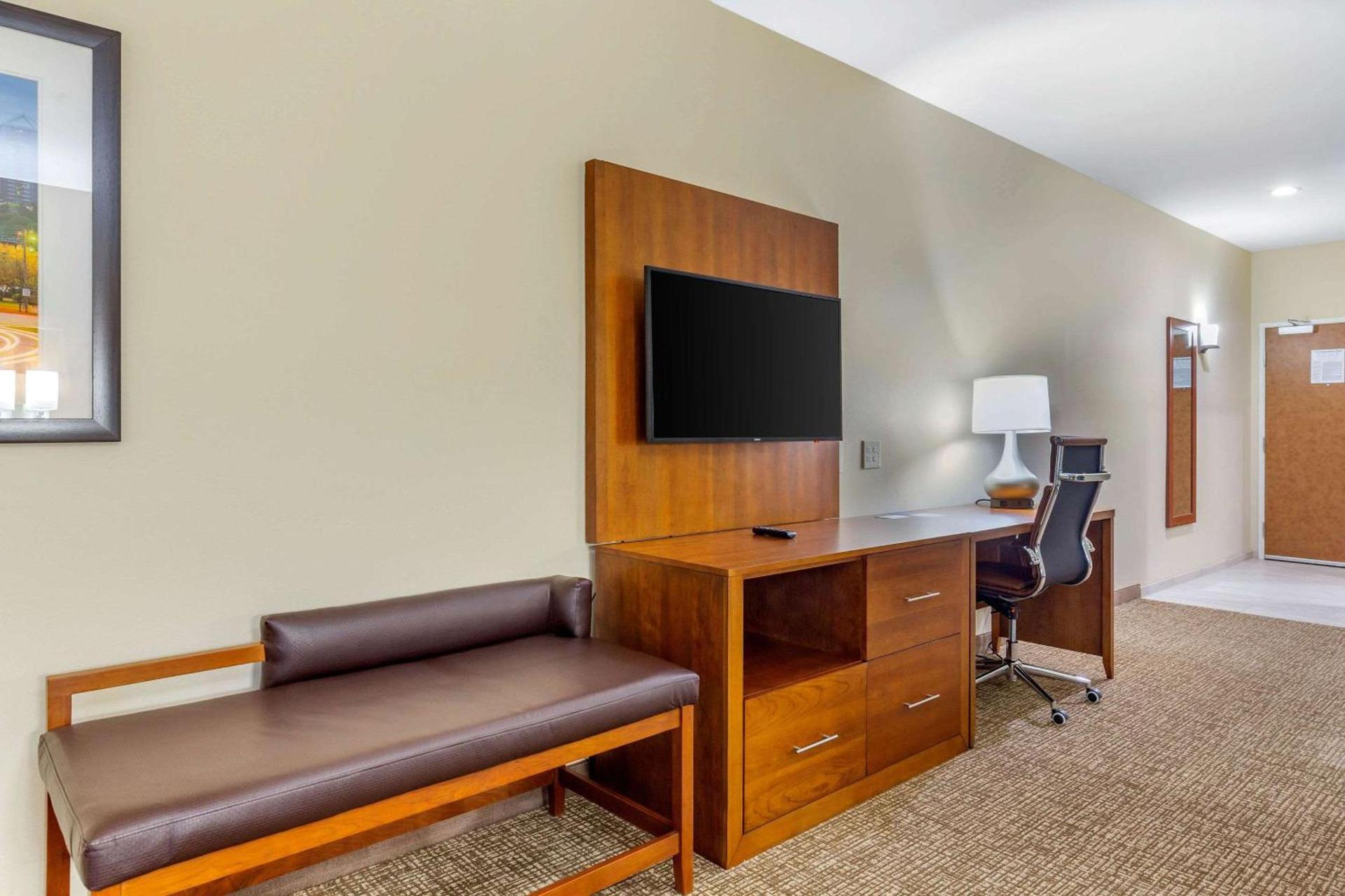 Comfort Suites Greensboro-High Point photo 19