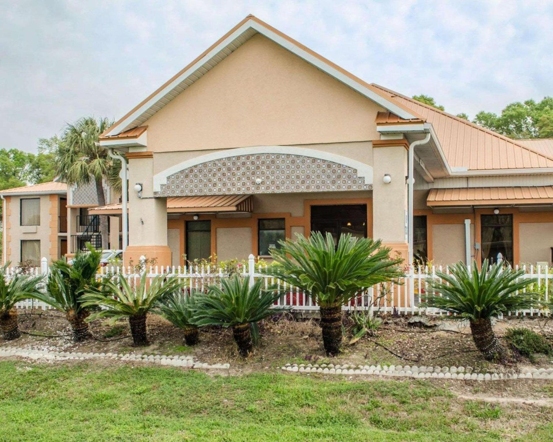 Quality Inn near Manatee Springs State Park photo 4