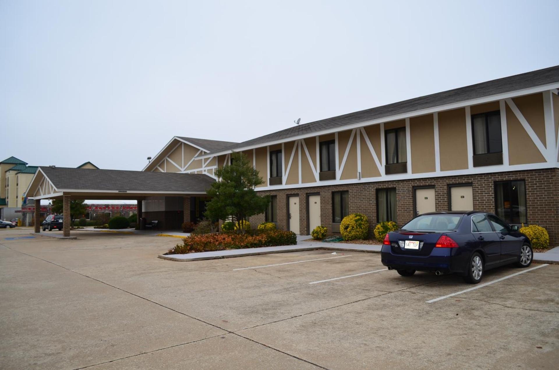 Super 8 by Wyndham Bentonville photo 21
