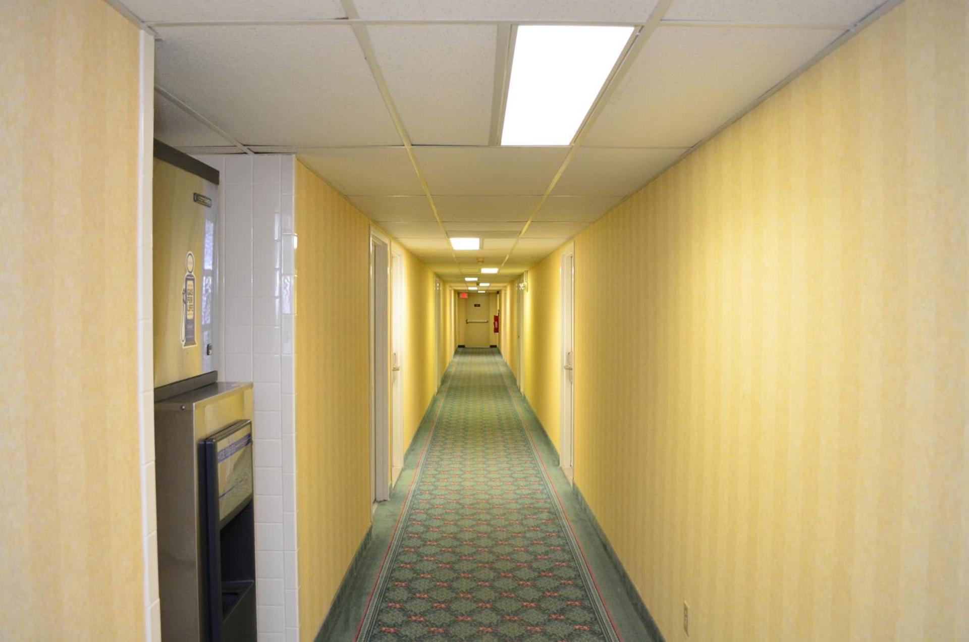 Super 8 by Wyndham Bentonville photo 18