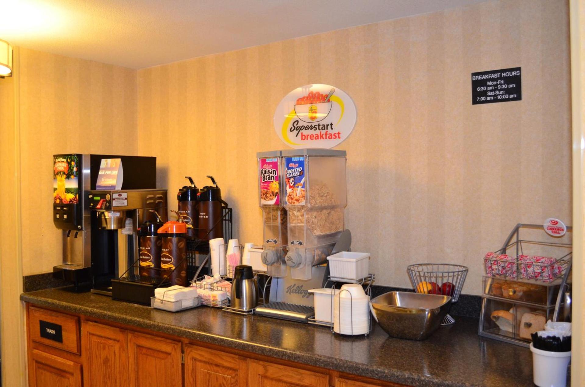 Super 8 by Wyndham Bentonville photo 17