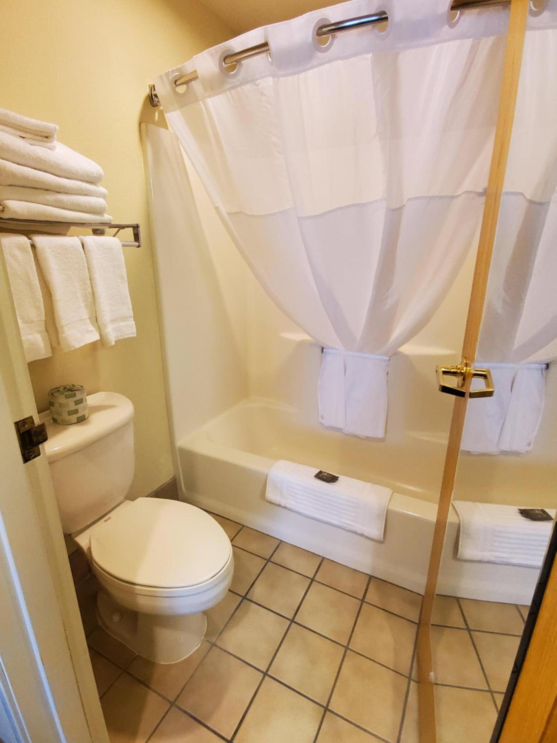 Country Inn & Suites by Radisson, Bend, OR photo 54