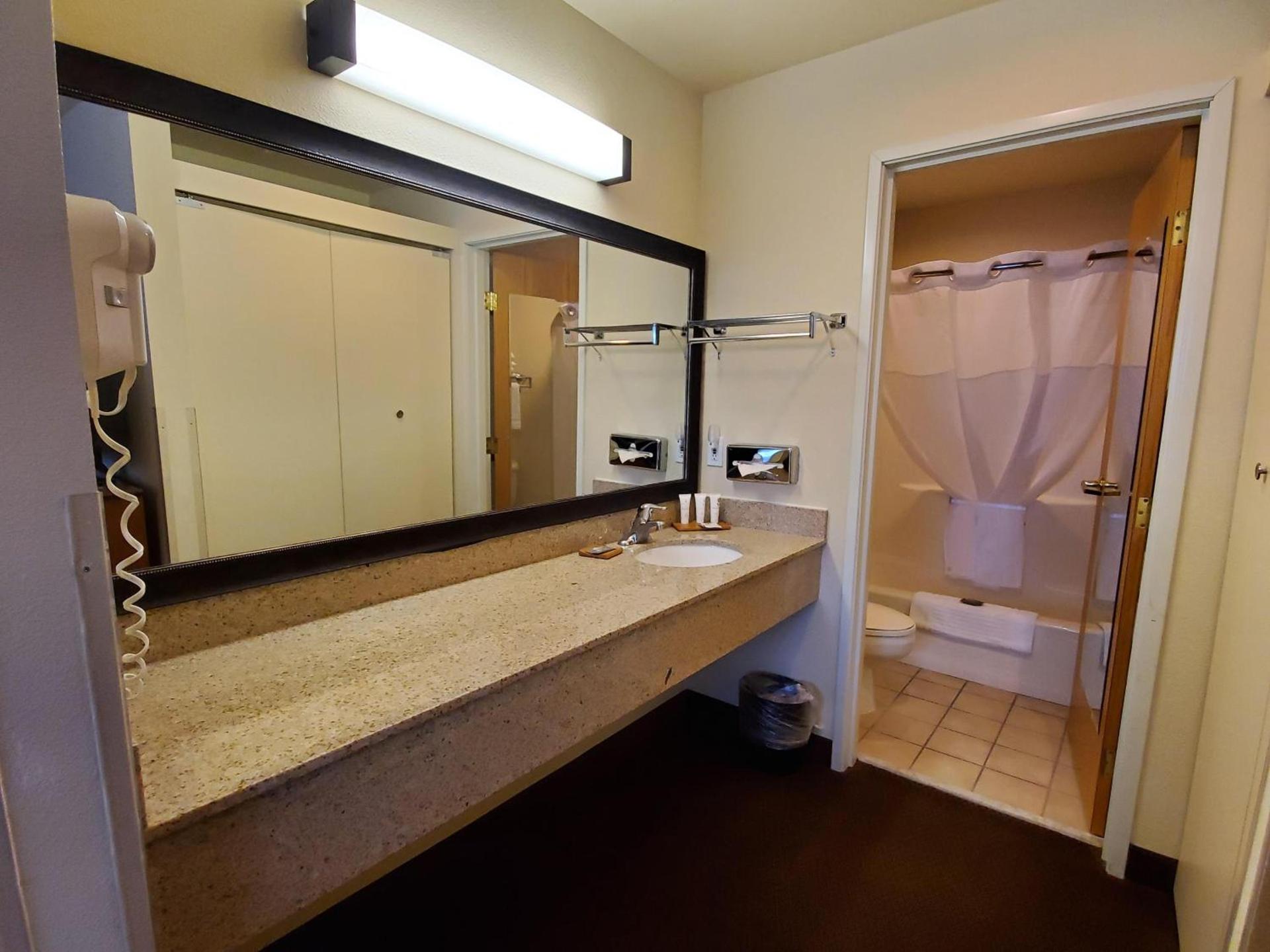 Country Inn & Suites by Radisson, Bend, OR photo 53