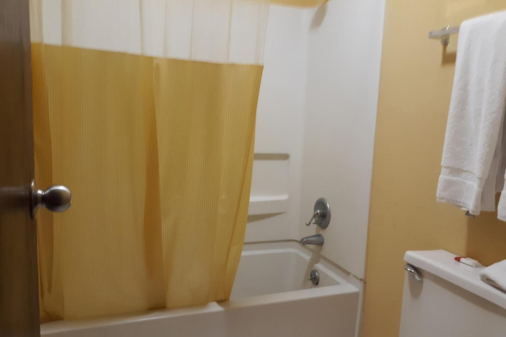 OYO Hotel Williamston photo 13