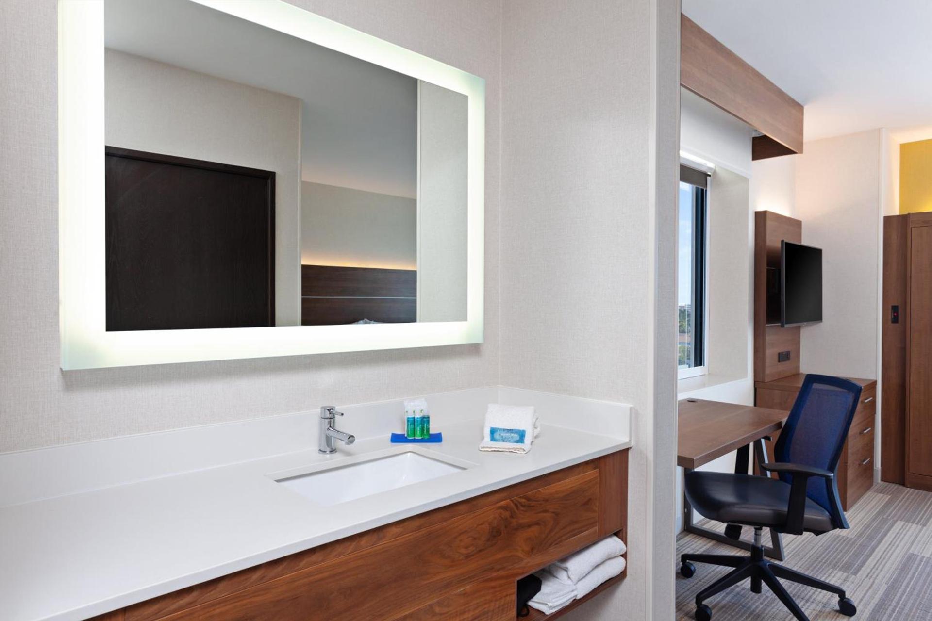 Holiday Inn Express Los Angeles LAX Airport by IHG photo 18