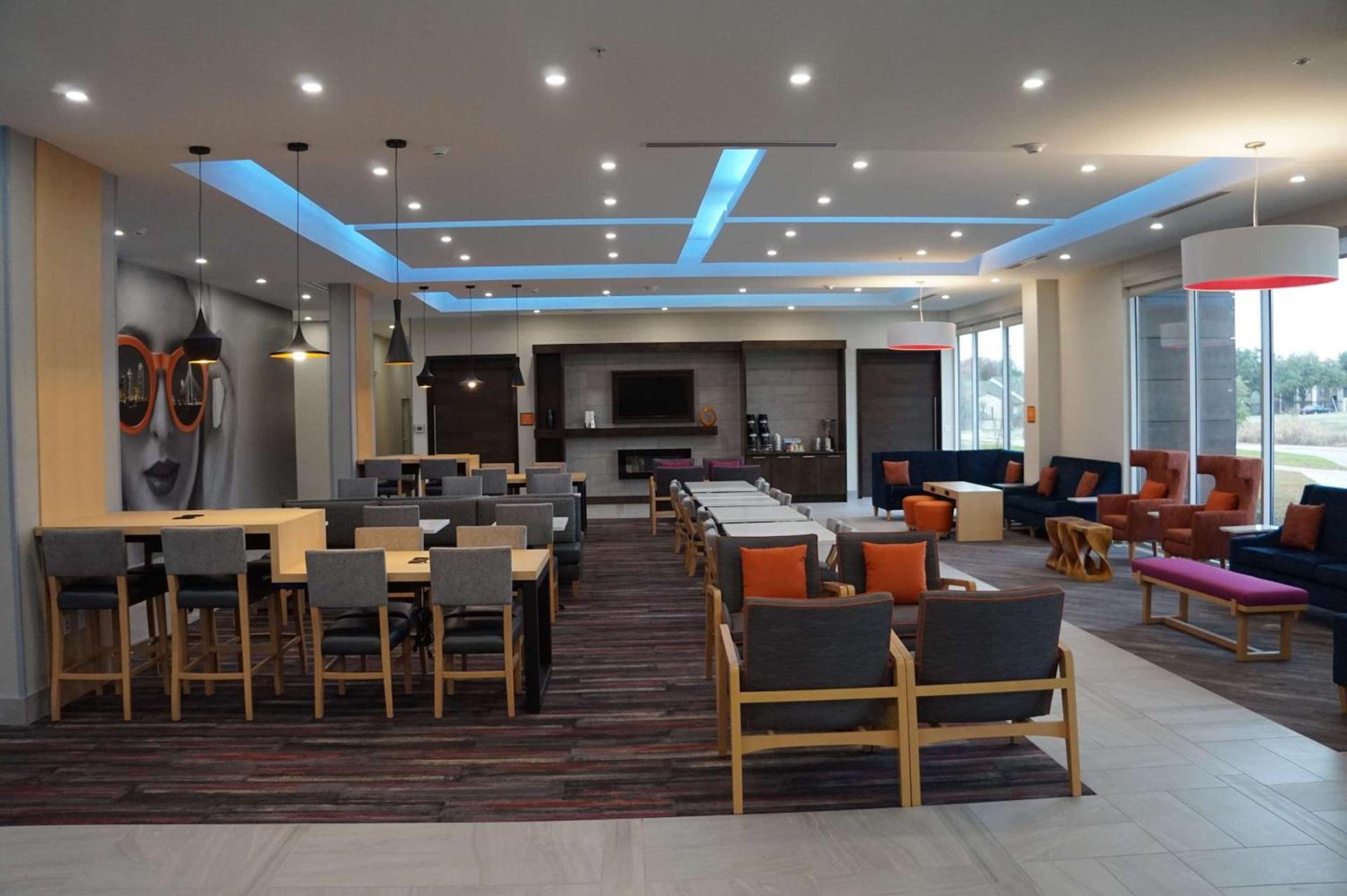 La Quinta Inn & Suites by Wyndham Lewisville photo 36