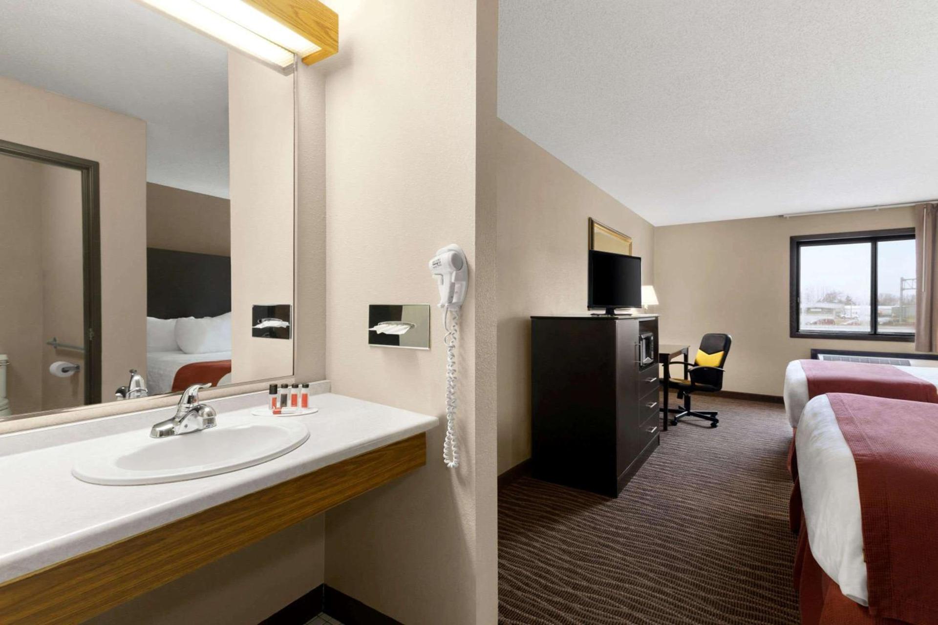 Baymont by Wyndham Sioux Falls North,I-29,Russell St, Airport photo 13