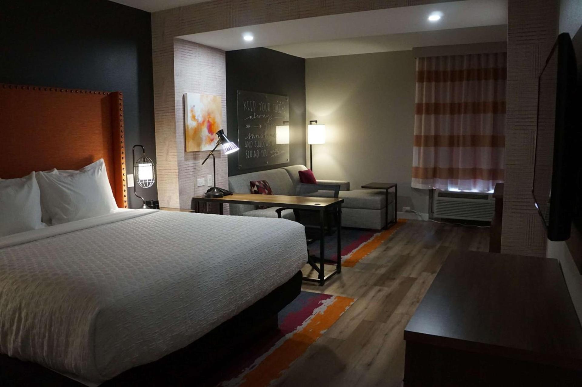 La Quinta Inn & Suites by Wyndham Lewisville photo 27