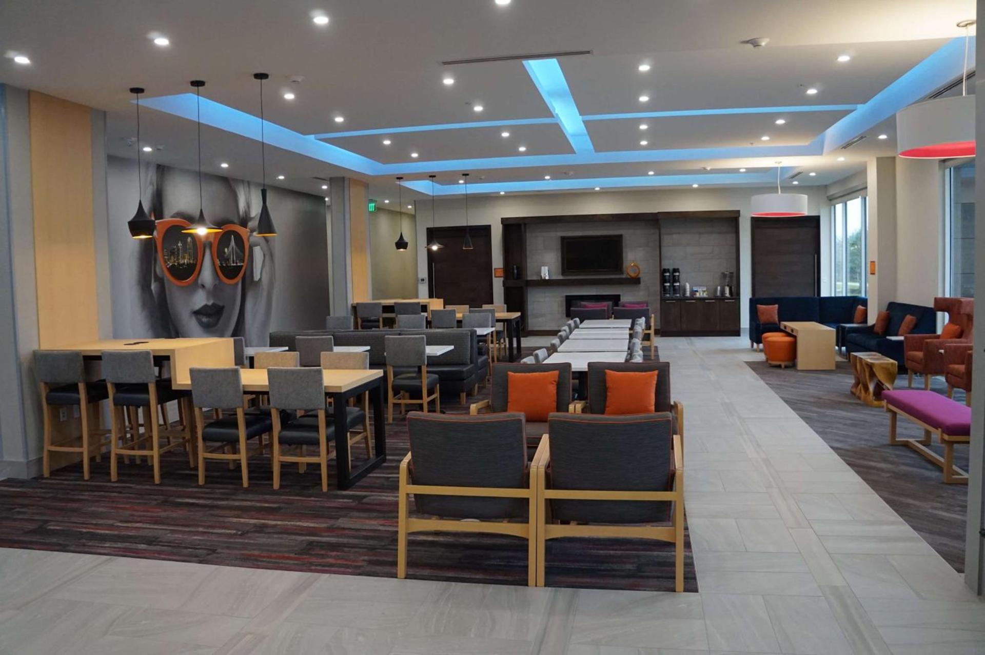 La Quinta Inn & Suites by Wyndham Lewisville photo 25