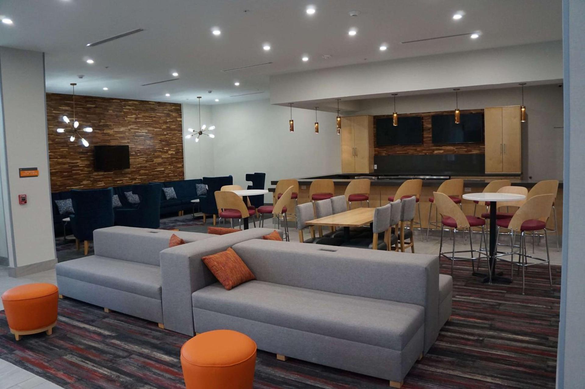 La Quinta Inn & Suites by Wyndham Lewisville photo 21