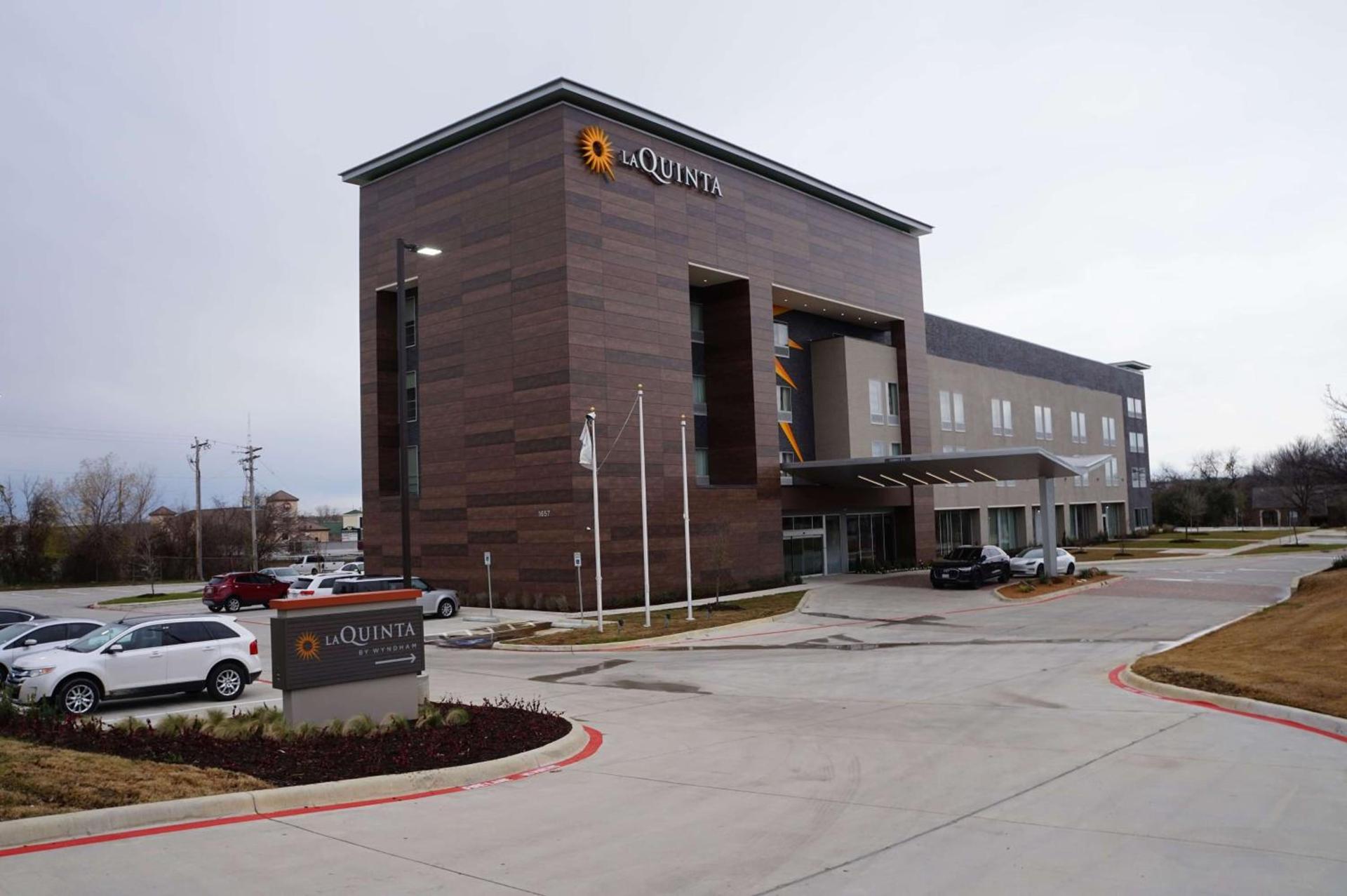 La Quinta Inn & Suites by Wyndham Lewisville photo 20