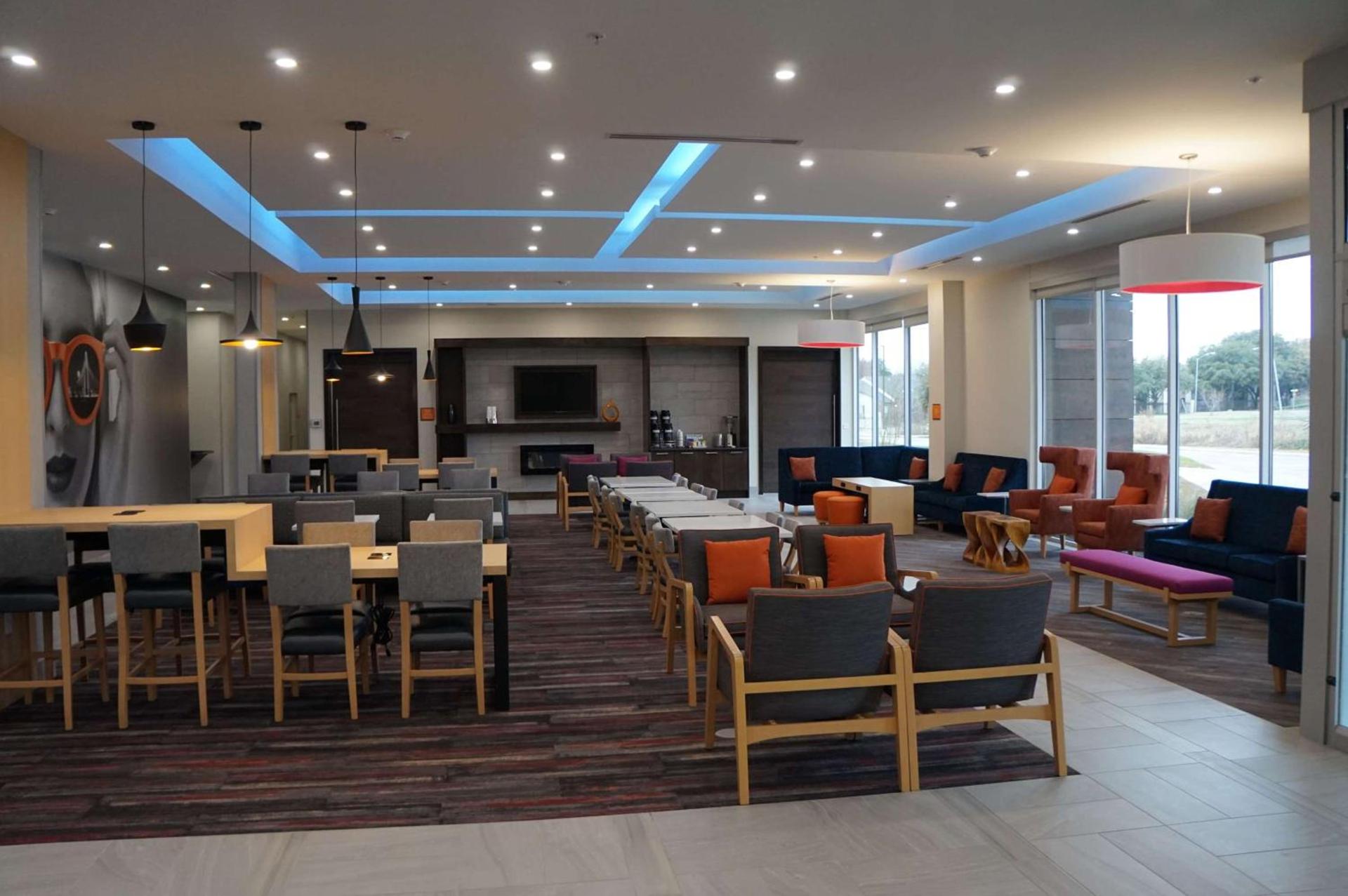 La Quinta Inn & Suites by Wyndham Lewisville photo 11