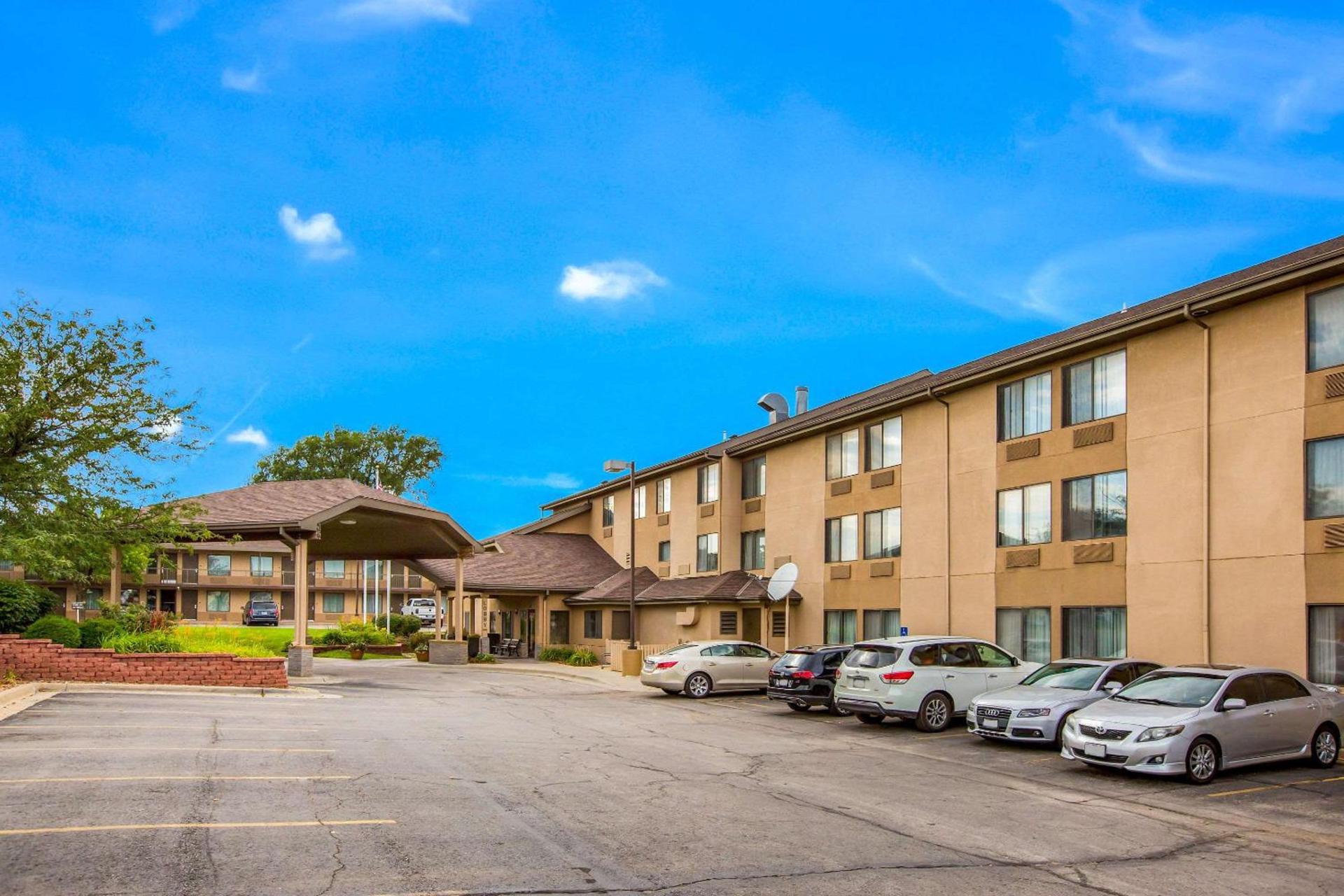 Quality Inn & Suites Lawrence - University Area photo 2