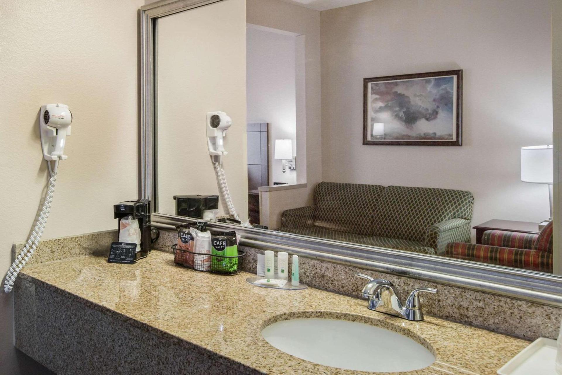 Quality Inn & Suites Lawrence - University Area photo 42