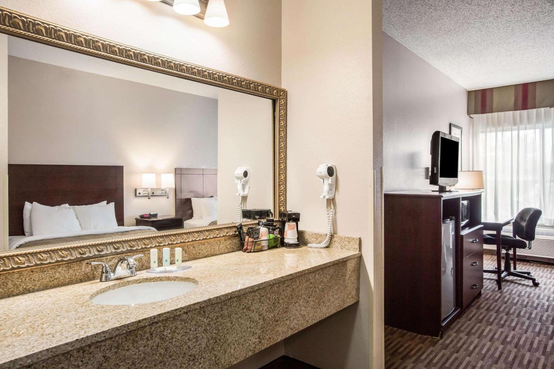 Quality Inn & Suites Lawrence - University Area photo 44