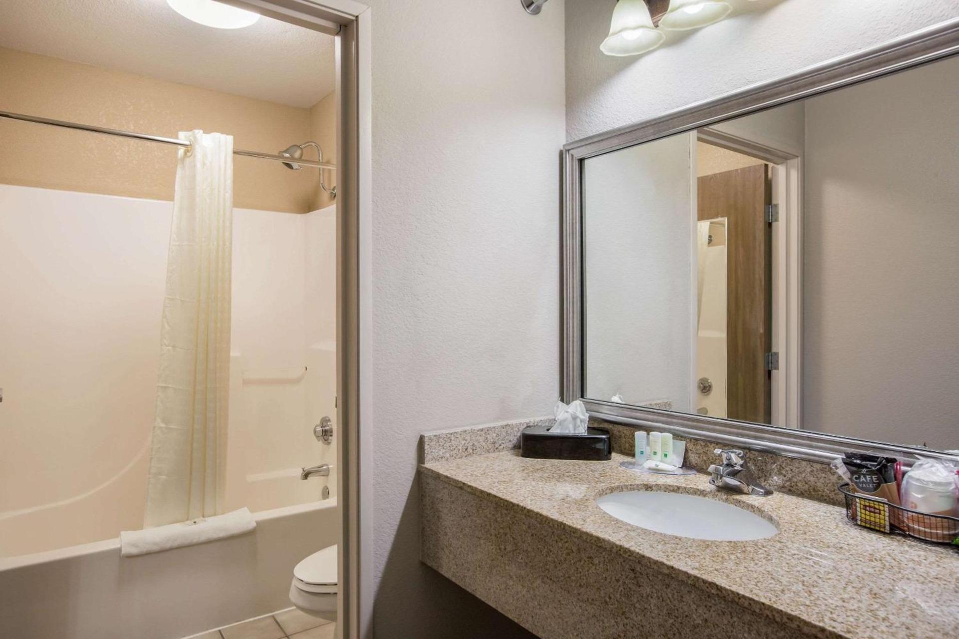Quality Inn & Suites Lawrence - University Area photo 49