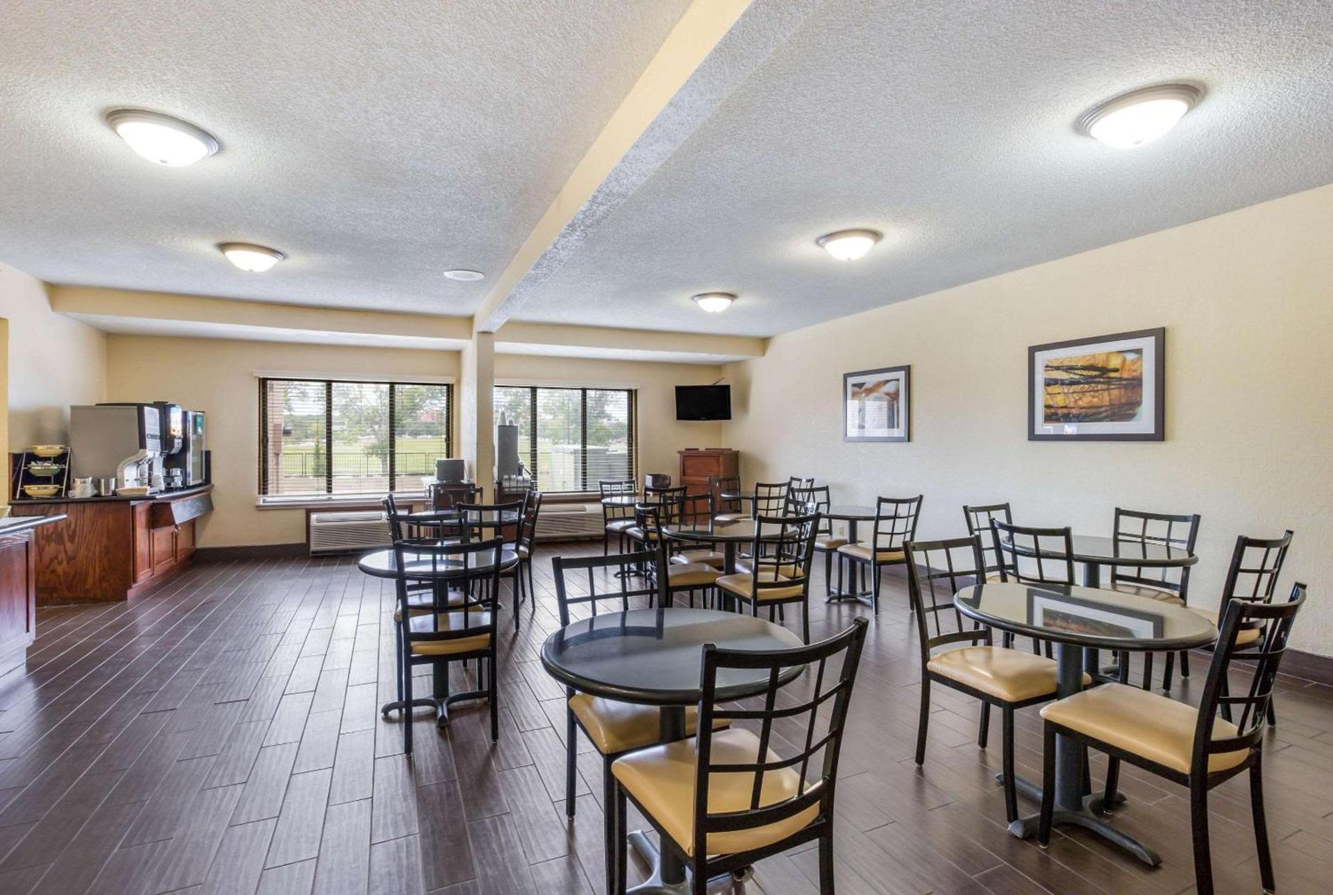 Quality Inn & Suites Lawrence - University Area photo 56