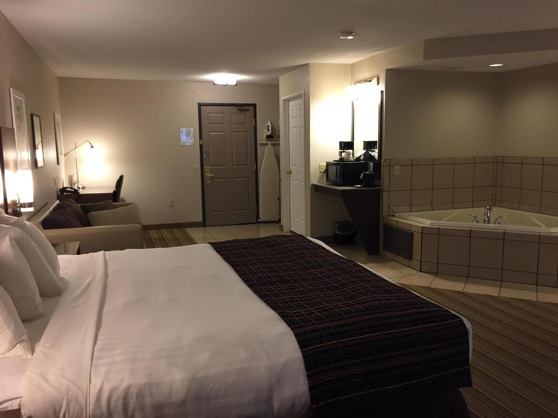 Country Inn & Suites by Radisson, Platteville, WI photo 23