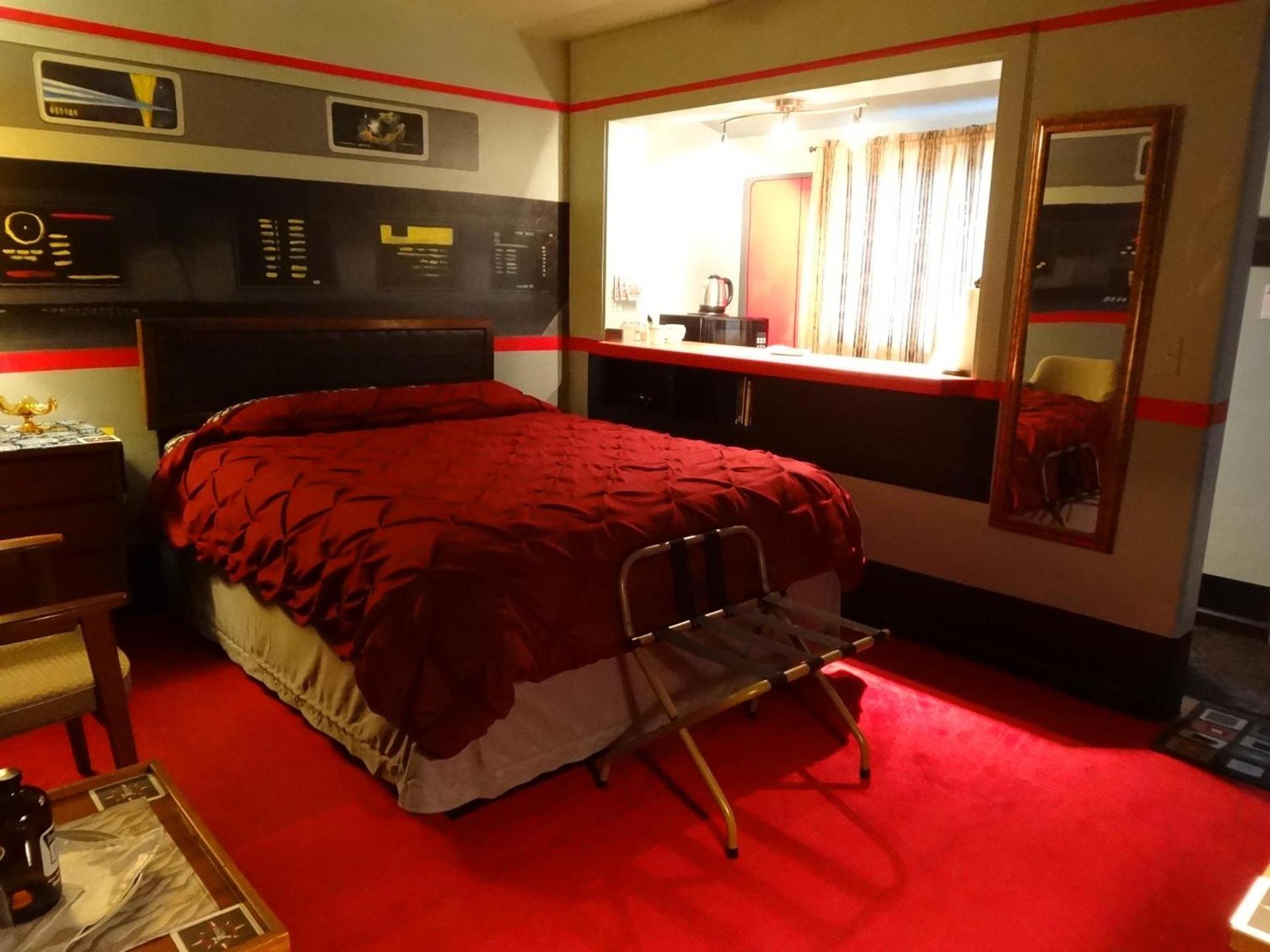The Star Trek - USS Enterprise Room at the Itty Bitty Inn photo 10