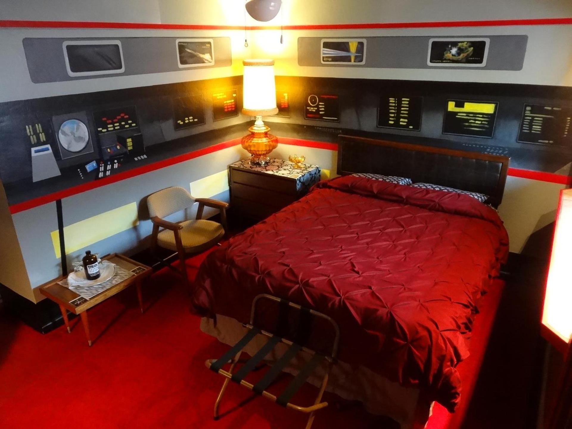 The Star Trek - USS Enterprise Room at the Itty Bitty Inn photo 15