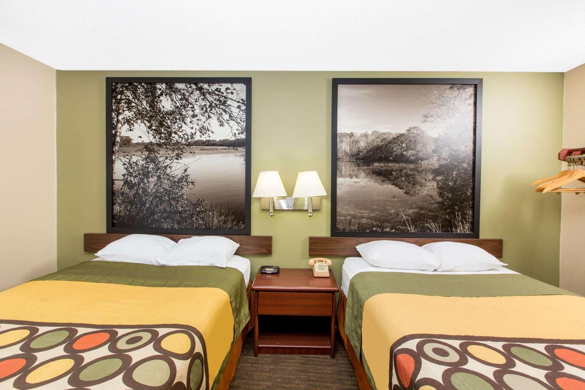 Super 8 by Wyndham Fairmont photo 6