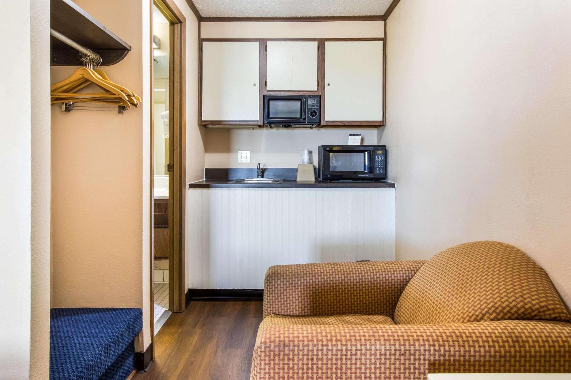 Econo Lodge photo 17