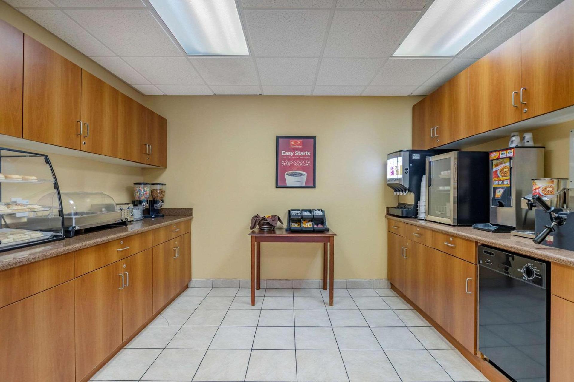 Econo Lodge Inn & Suites Des Moines Fairgrounds Area photo 29