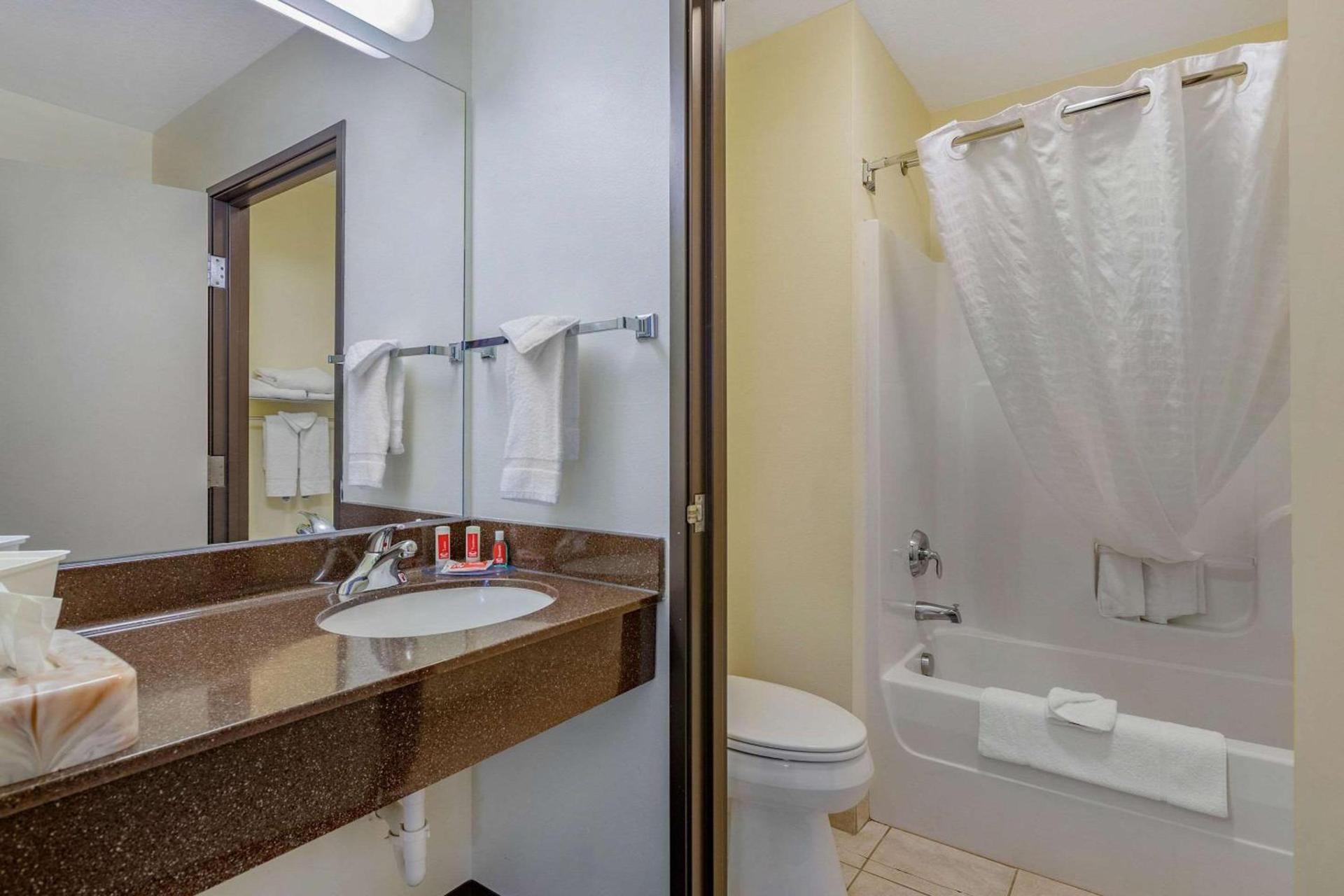 Econo Lodge Inn & Suites Des Moines Fairgrounds Area photo 16