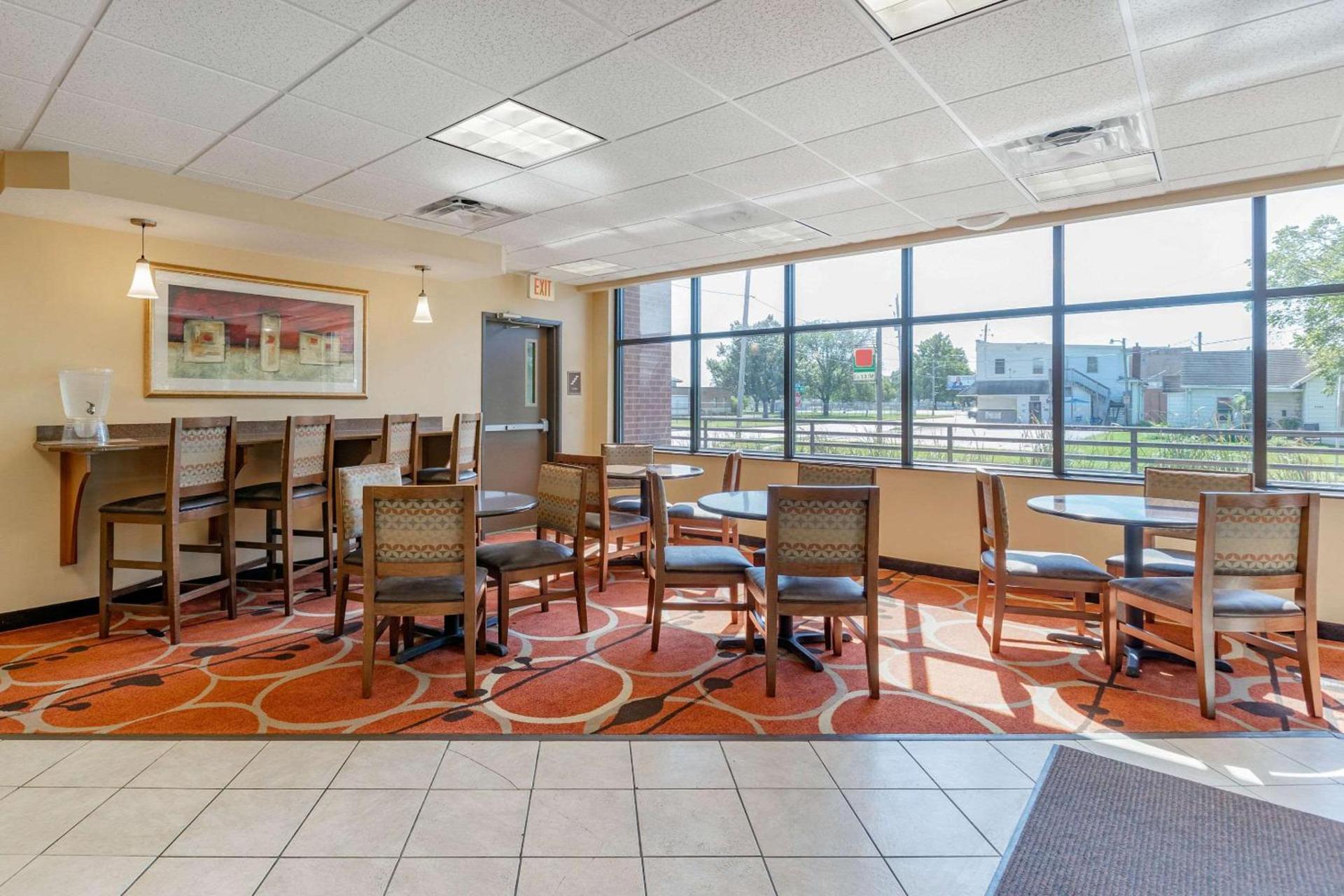 Econo Lodge Inn & Suites Des Moines Fairgrounds Area photo 28