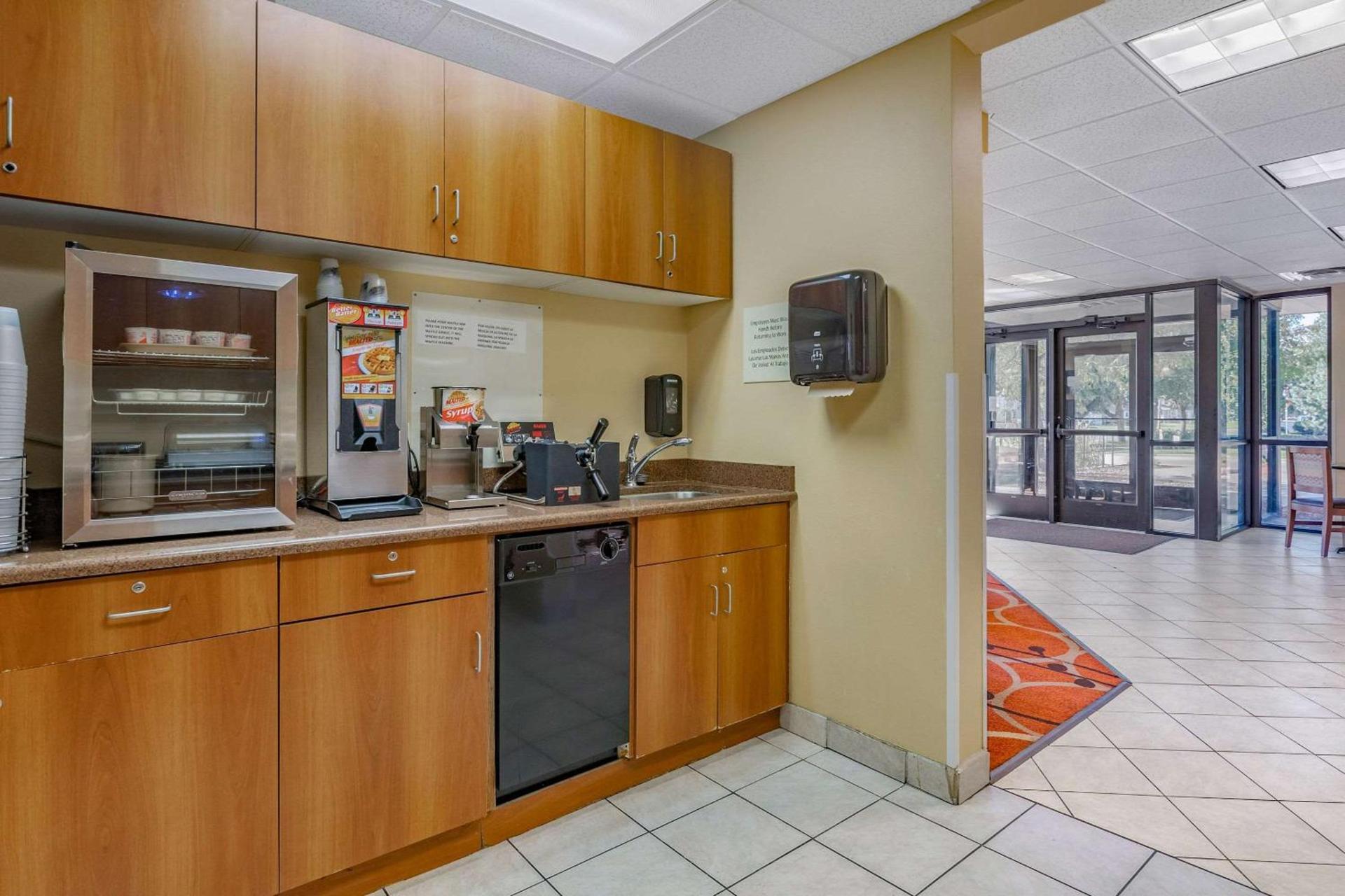 Econo Lodge Inn & Suites Des Moines Fairgrounds Area photo 31