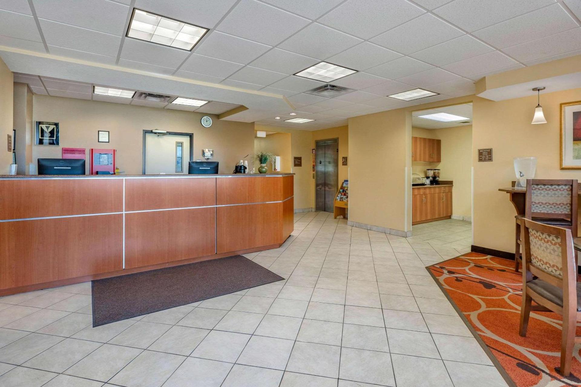 Econo Lodge Inn & Suites Des Moines Fairgrounds Area photo 4