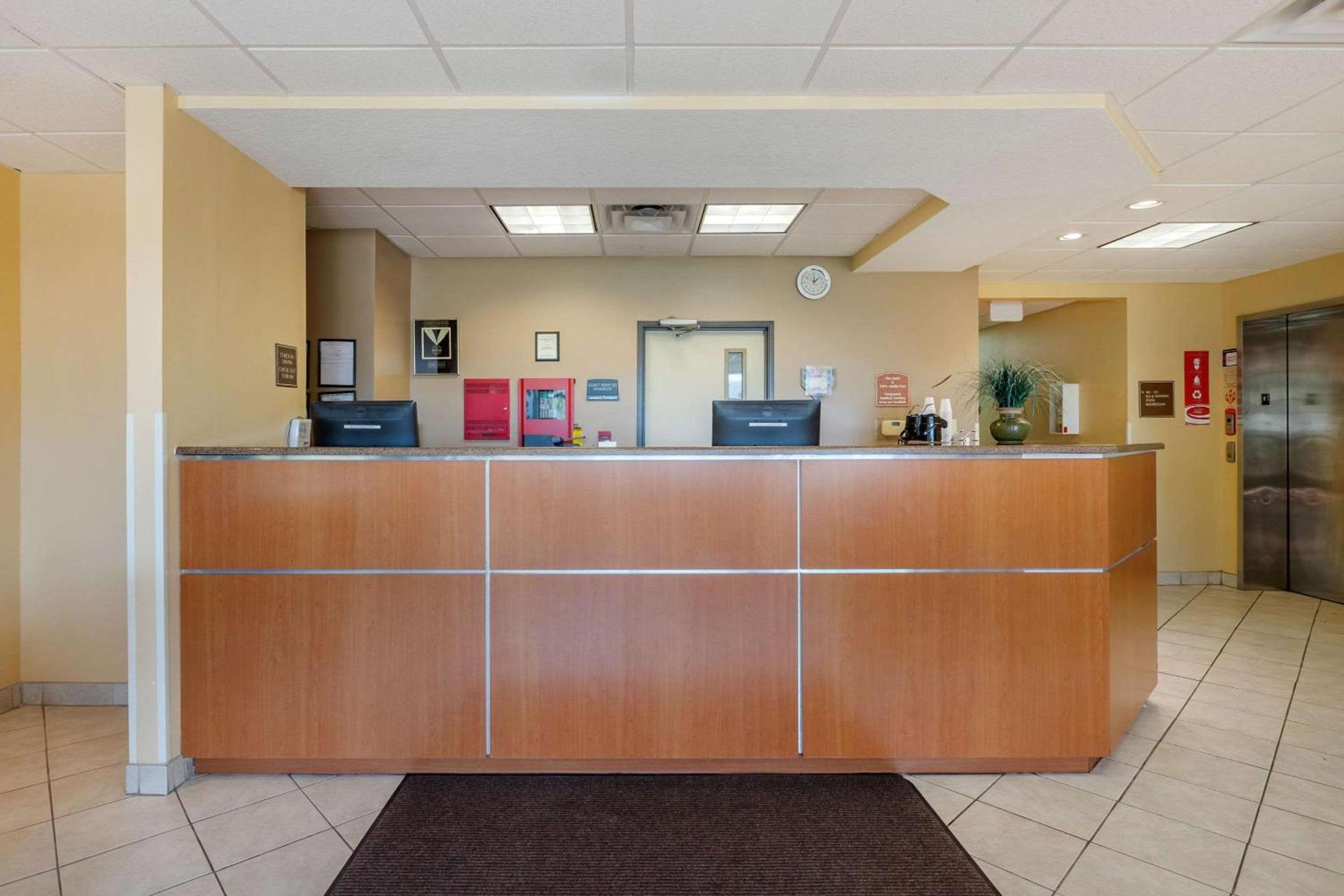 Econo Lodge Inn & Suites Des Moines Fairgrounds Area photo 6