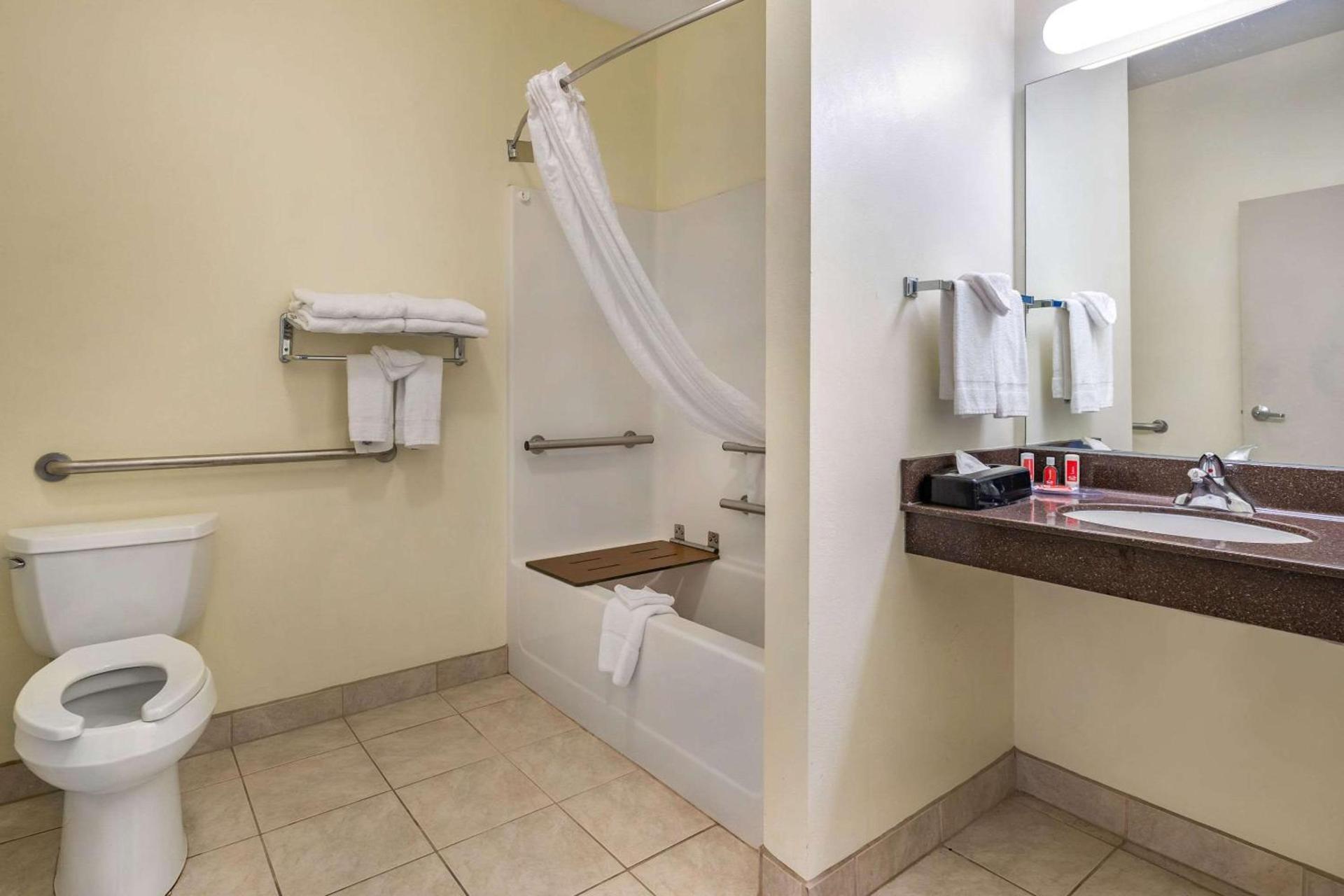 Econo Lodge Inn & Suites Des Moines Fairgrounds Area photo 18