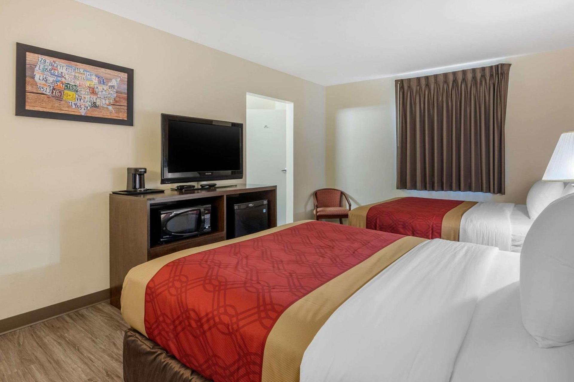 Econo Lodge Inn & Suites Des Moines Fairgrounds Area photo 10