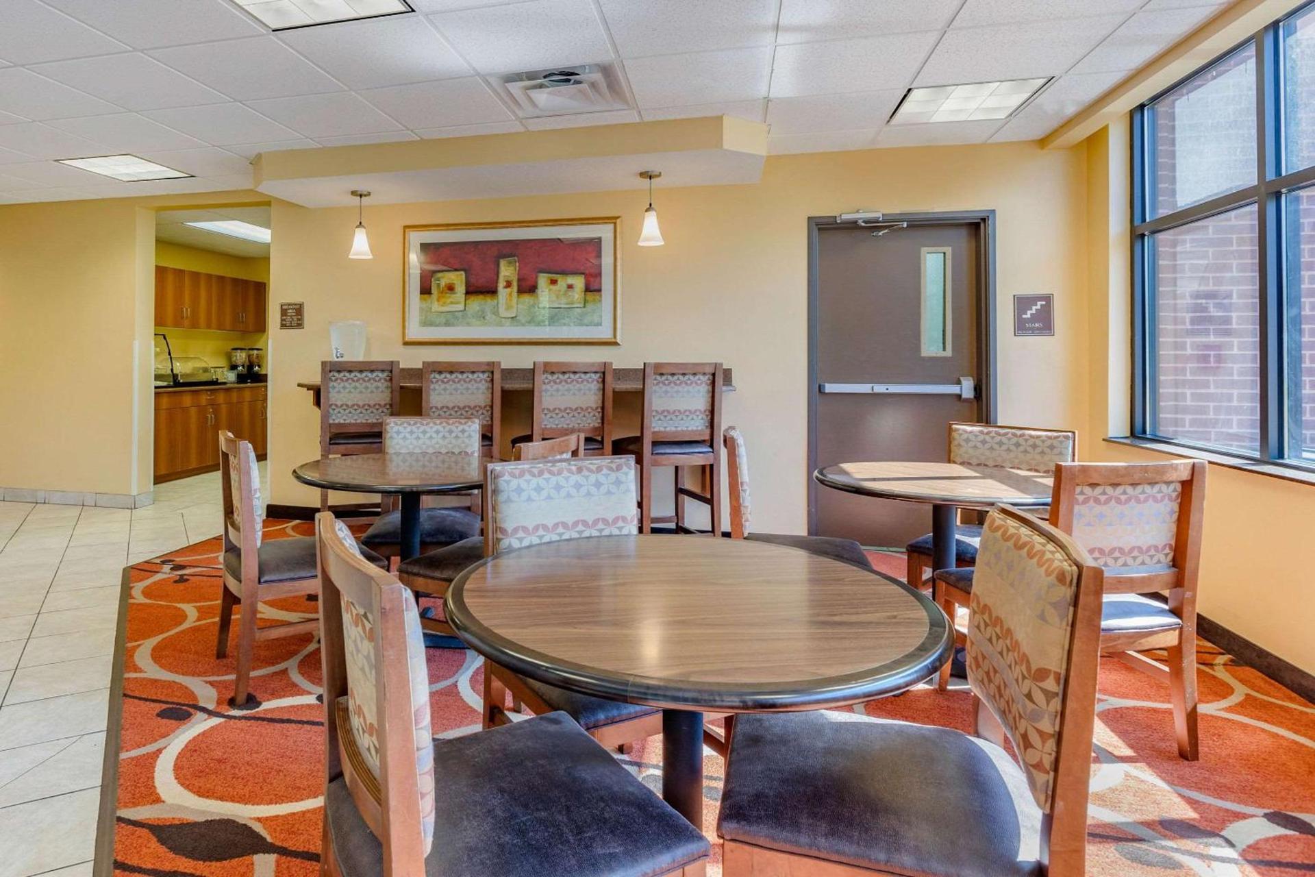 Econo Lodge Inn & Suites Des Moines Fairgrounds Area photo 7