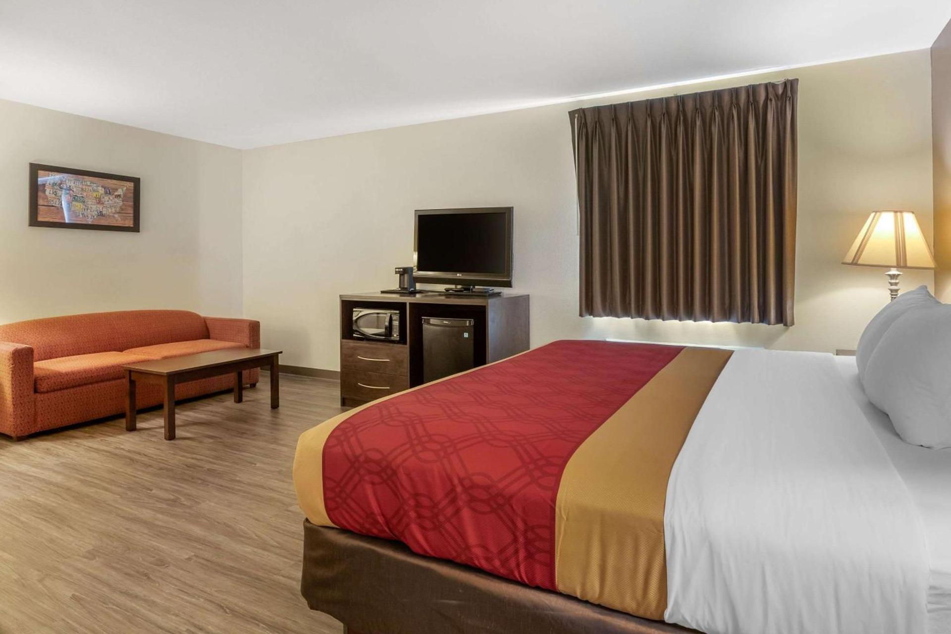 Econo Lodge Inn & Suites Des Moines Fairgrounds Area photo 21