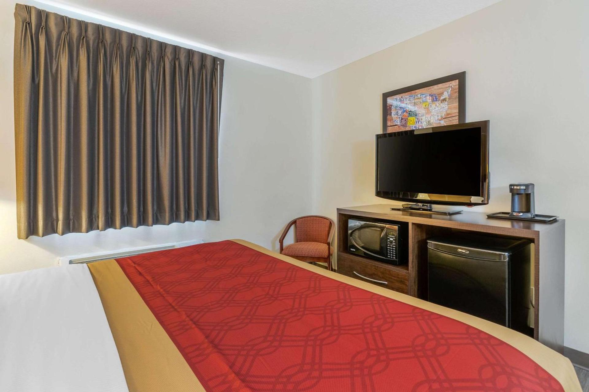 Econo Lodge Inn & Suites Des Moines Fairgrounds Area photo 13