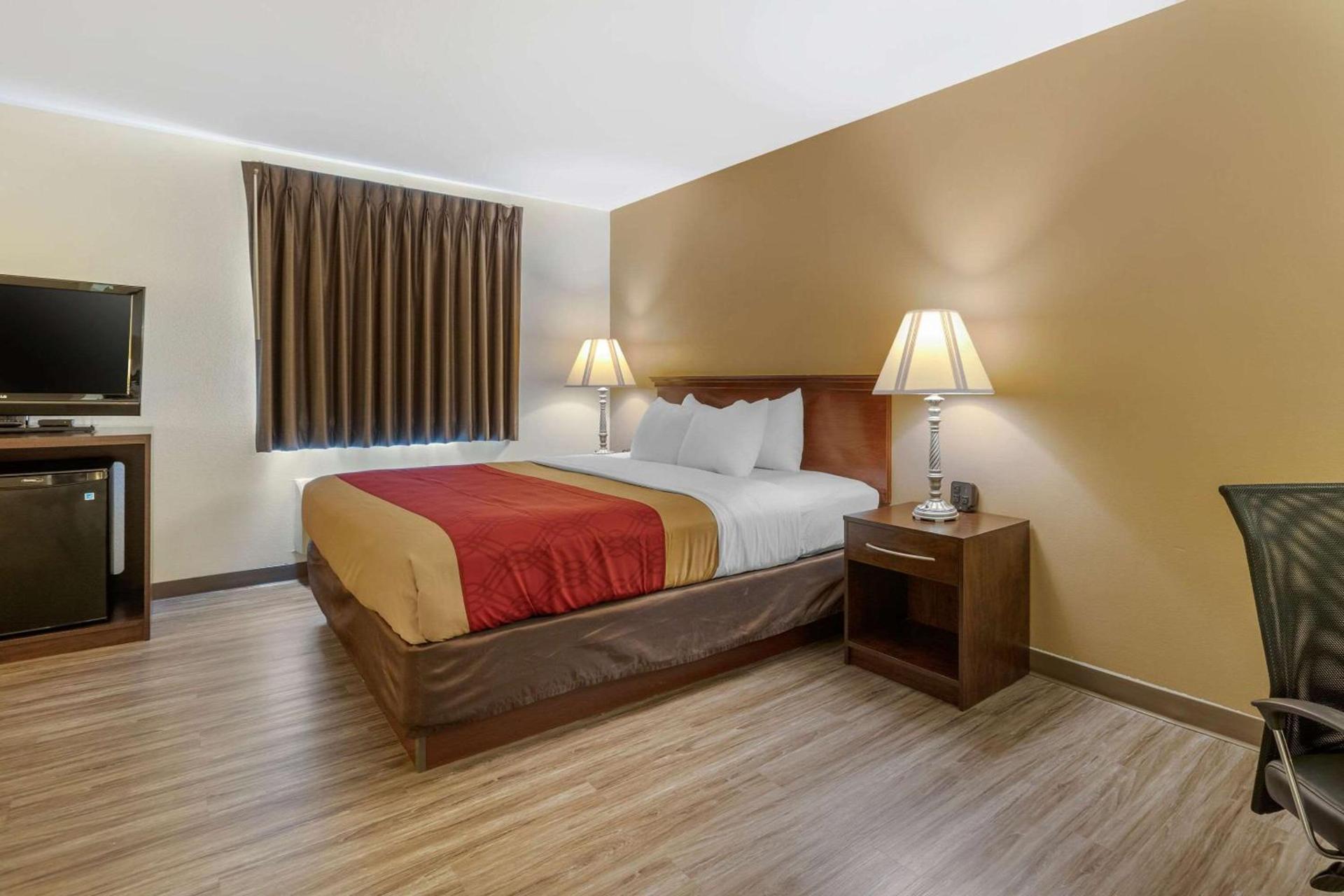 Econo Lodge Inn & Suites Des Moines Fairgrounds Area photo 19