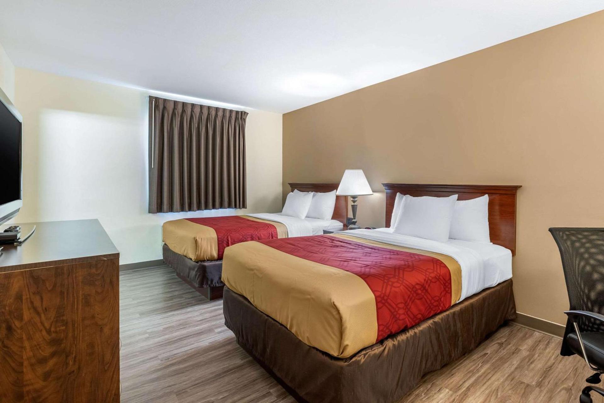 Econo Lodge Inn & Suites Des Moines Fairgrounds Area photo 8
