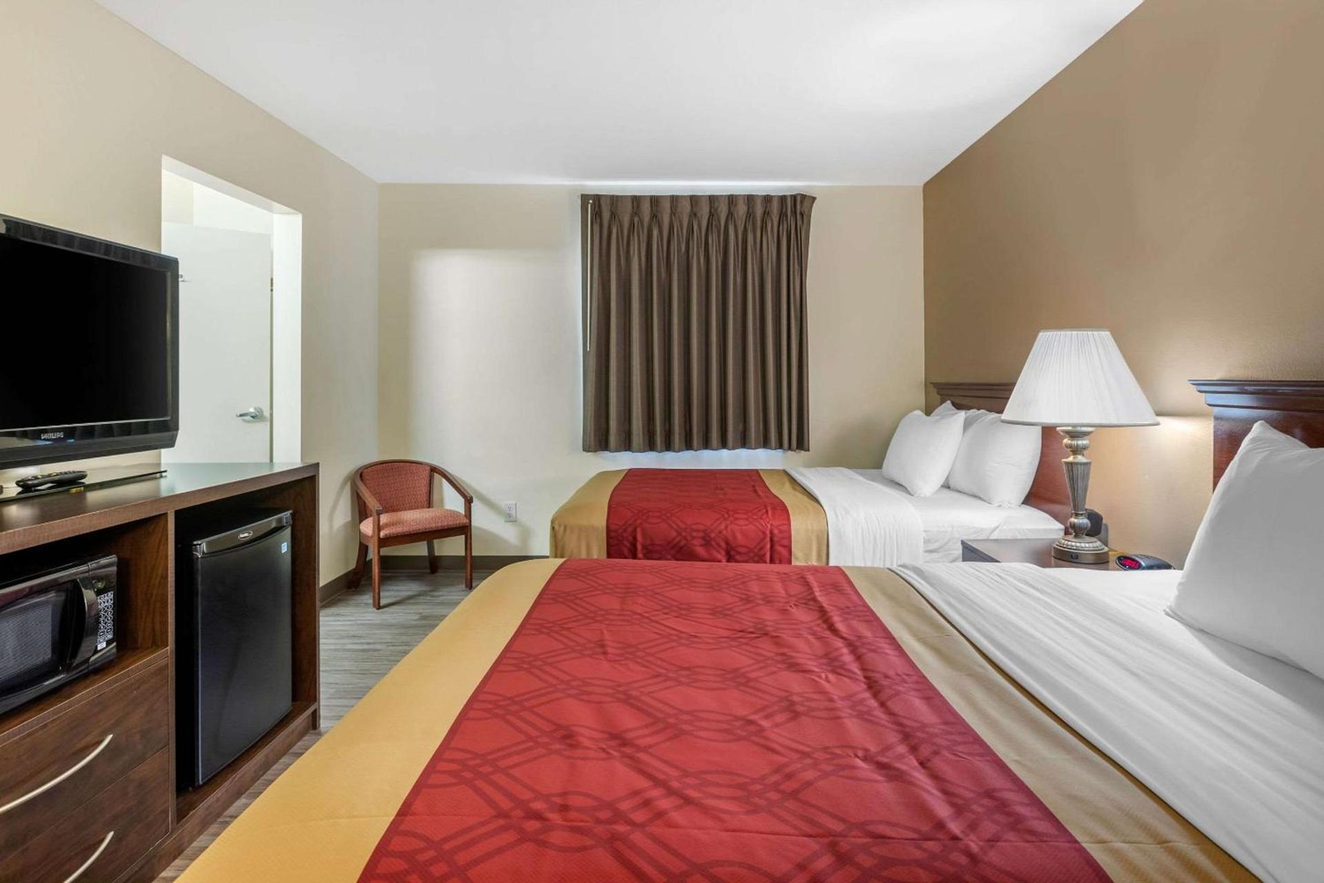 Econo Lodge Inn & Suites Des Moines Fairgrounds Area photo 11
