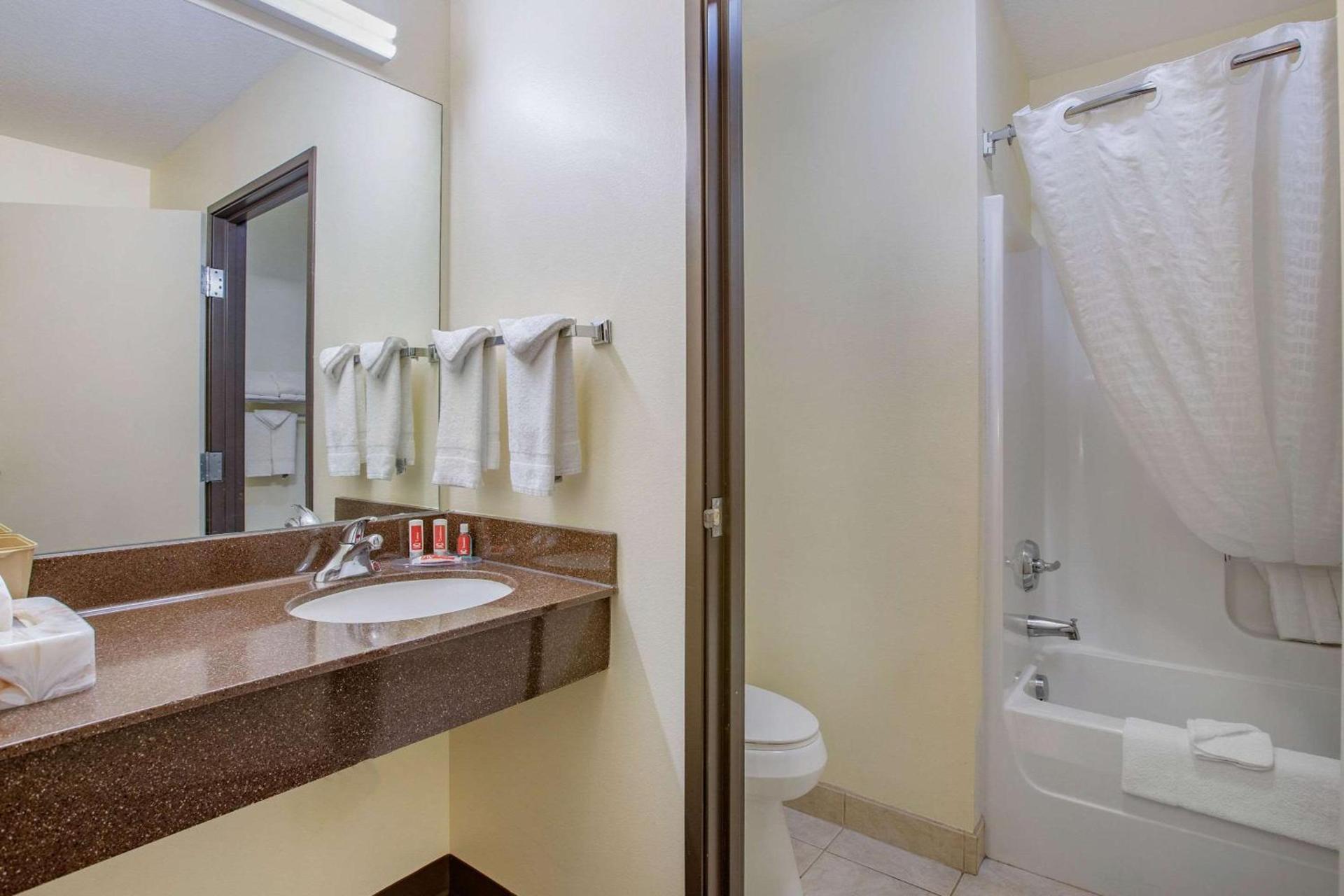 Econo Lodge Inn & Suites Des Moines Fairgrounds Area photo 17