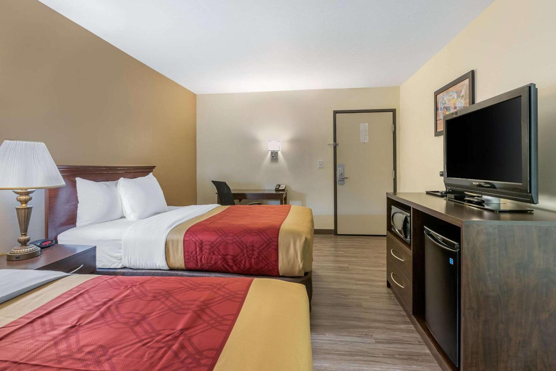 Econo Lodge Inn & Suites Des Moines Fairgrounds Area photo 9