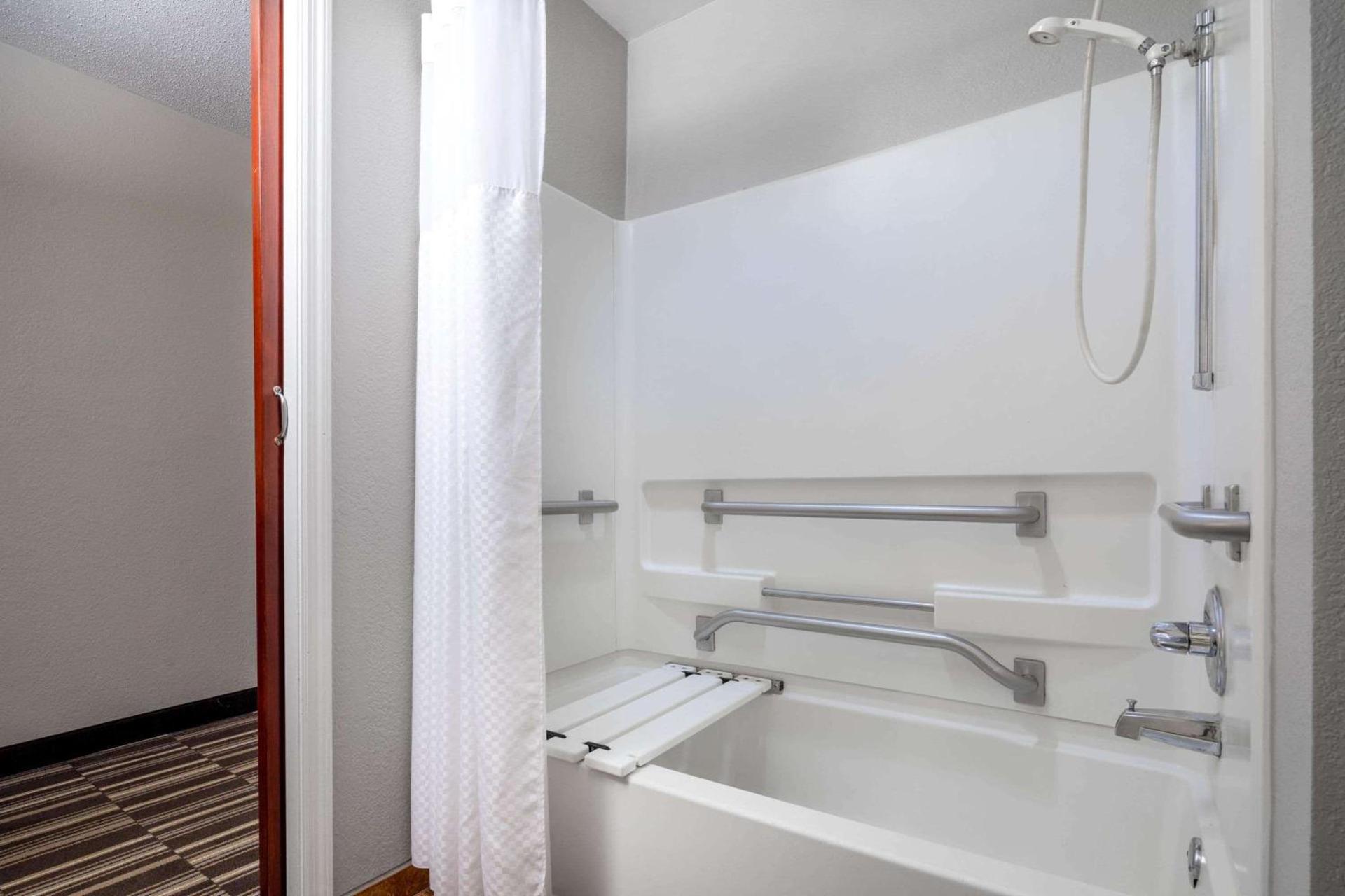 Microtel Inn & Suites by Wyndham Atlanta Buckhead Area photo 13