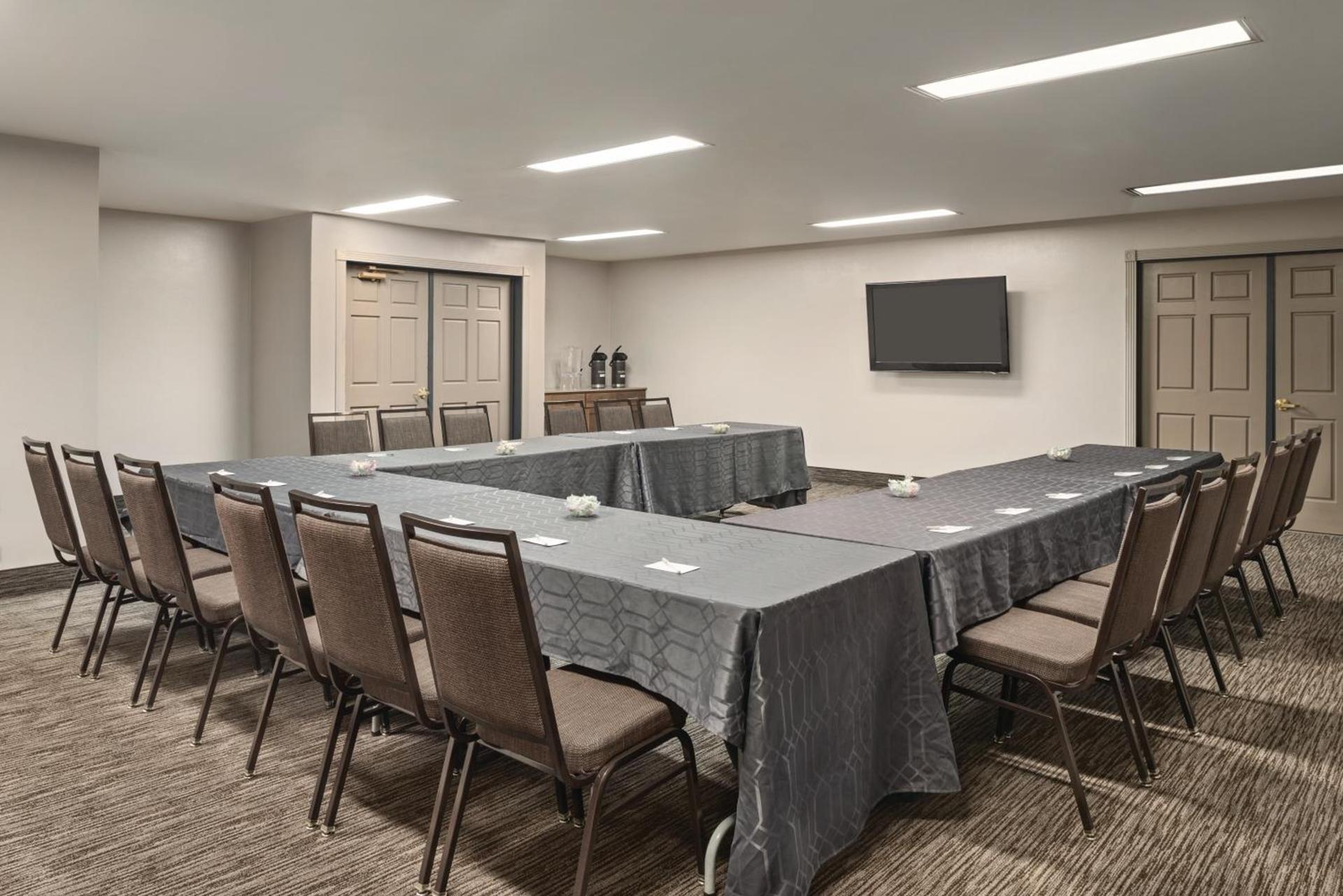 Country Inn & Suites by Radisson, Dubuque, IA photo 36