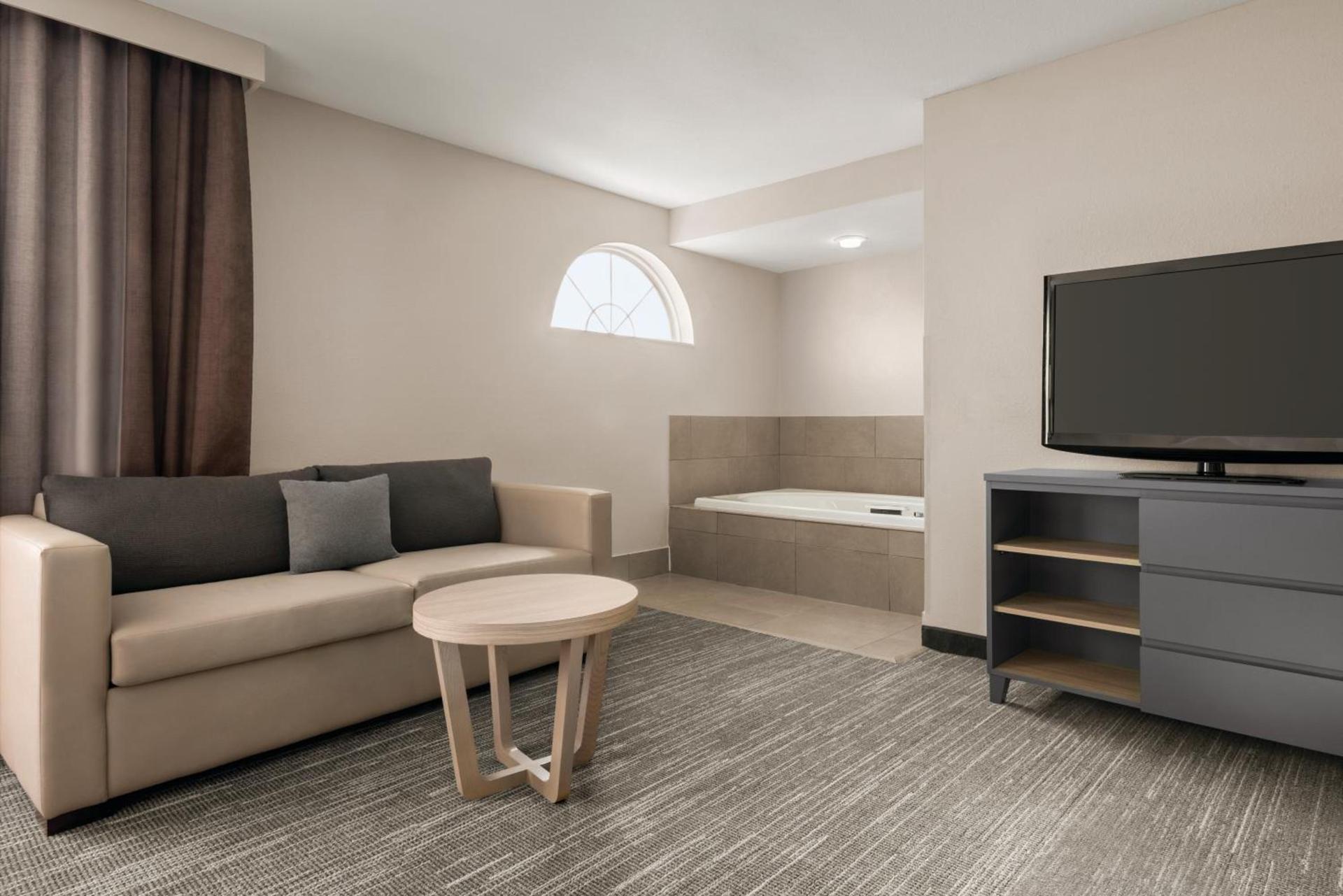 Country Inn & Suites by Radisson, Dubuque, IA photo 39