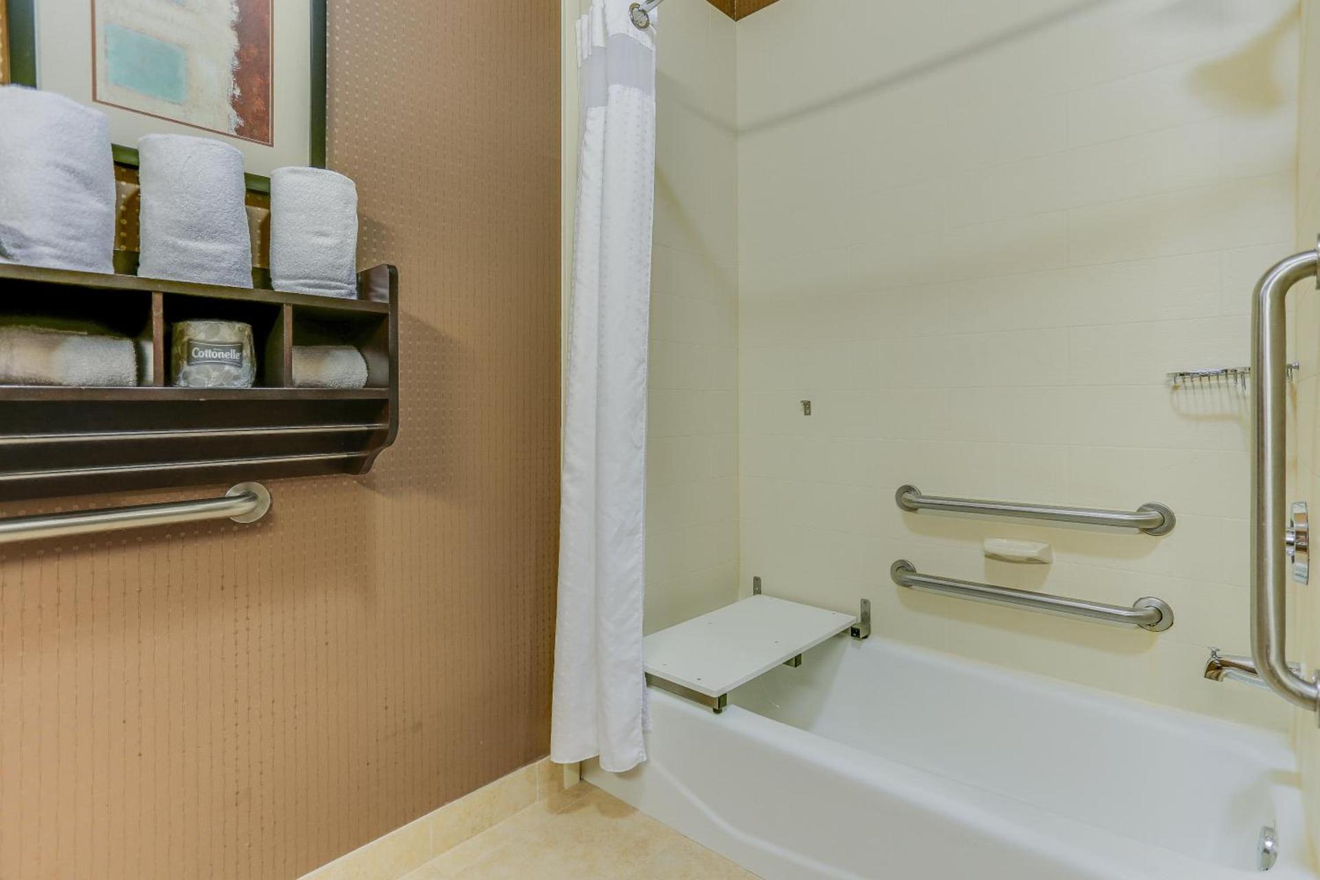 Holiday Inn Express Hotel & Suites Huntsville by IHG photo 24