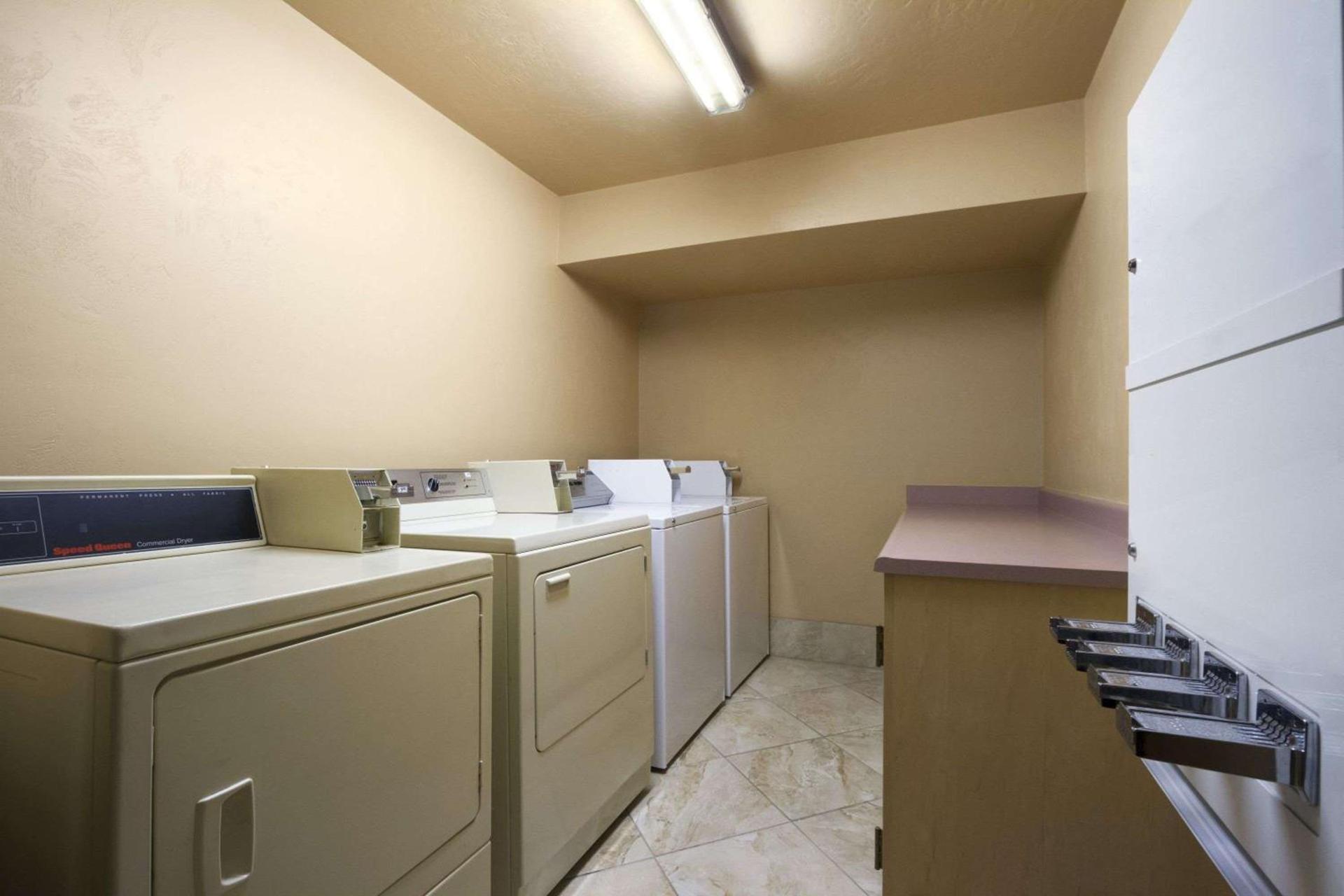 Super 8 by Wyndham Kennewick photo 49