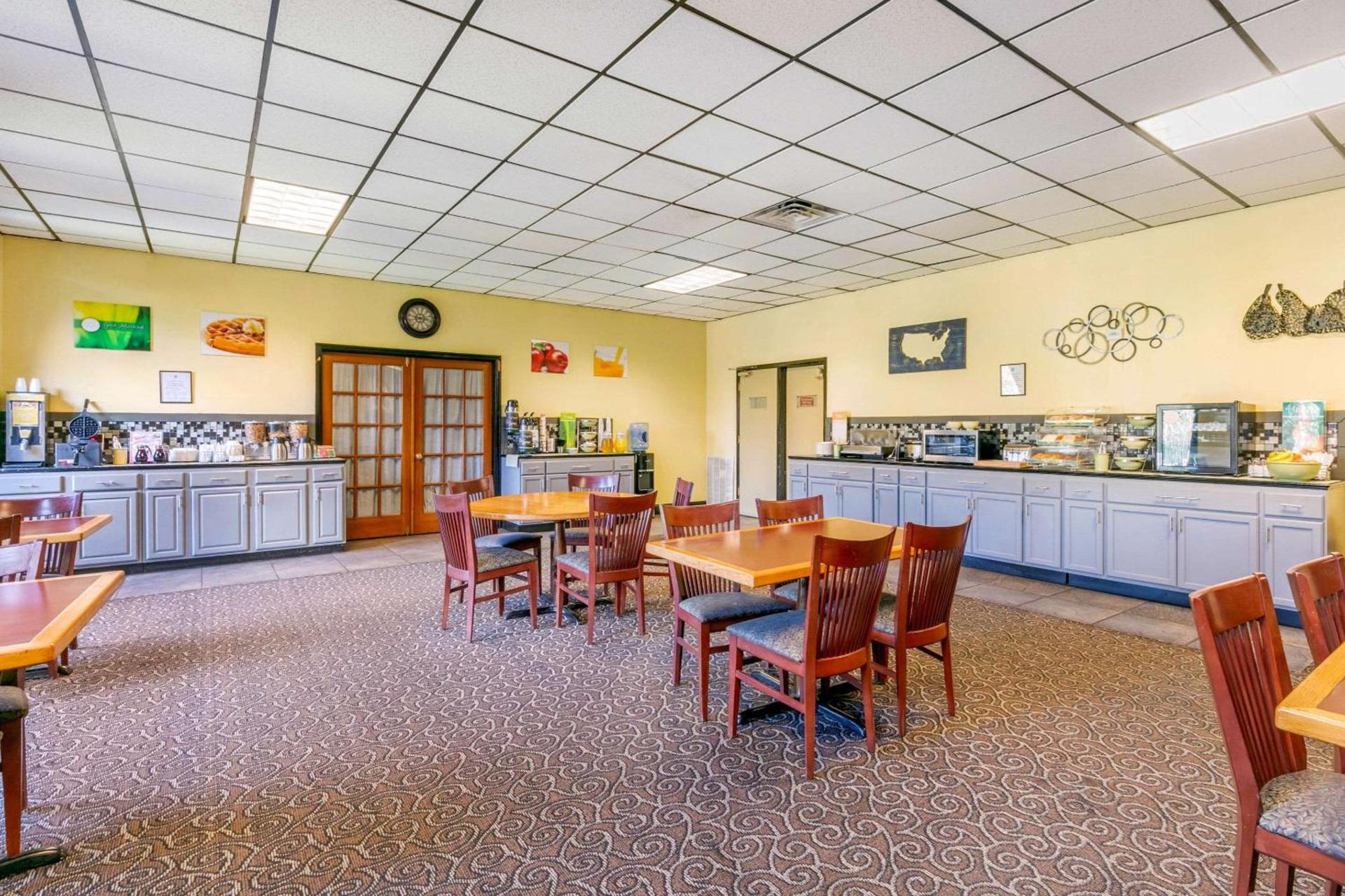 Red Roof Inn Manchester, TN photo 24