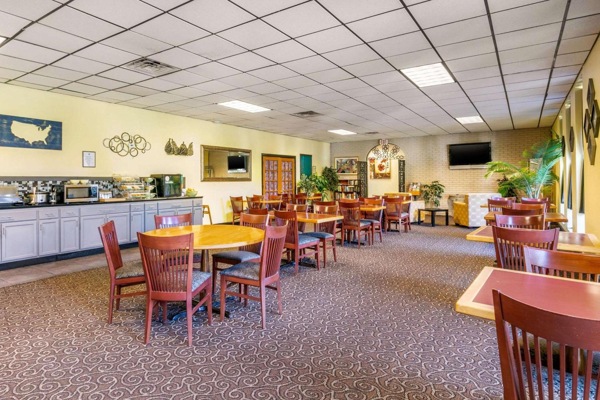 Red Roof Inn Manchester, TN photo 19