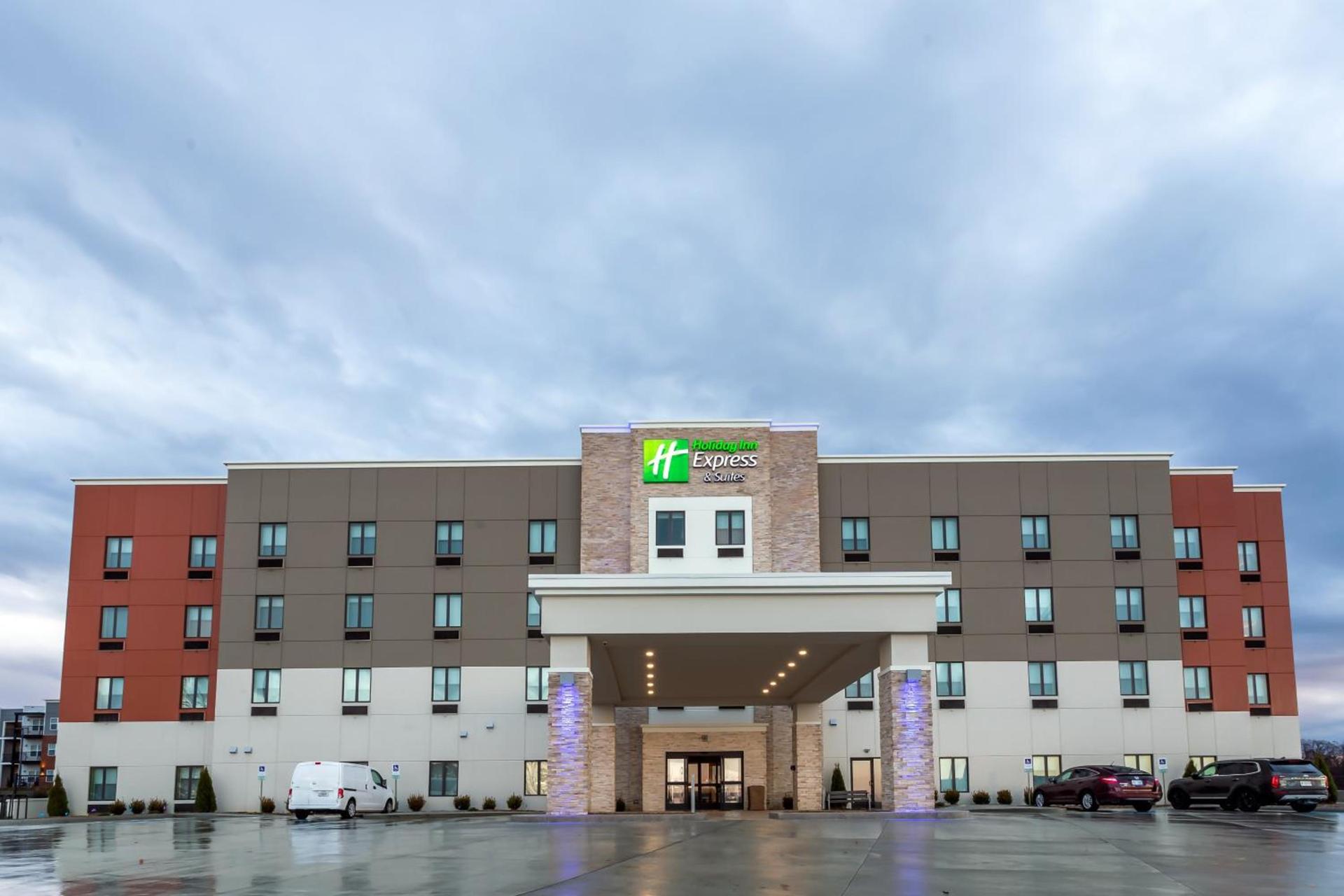 Holiday Inn Express & Suites - Columbus - Worthington by IHG photo 1